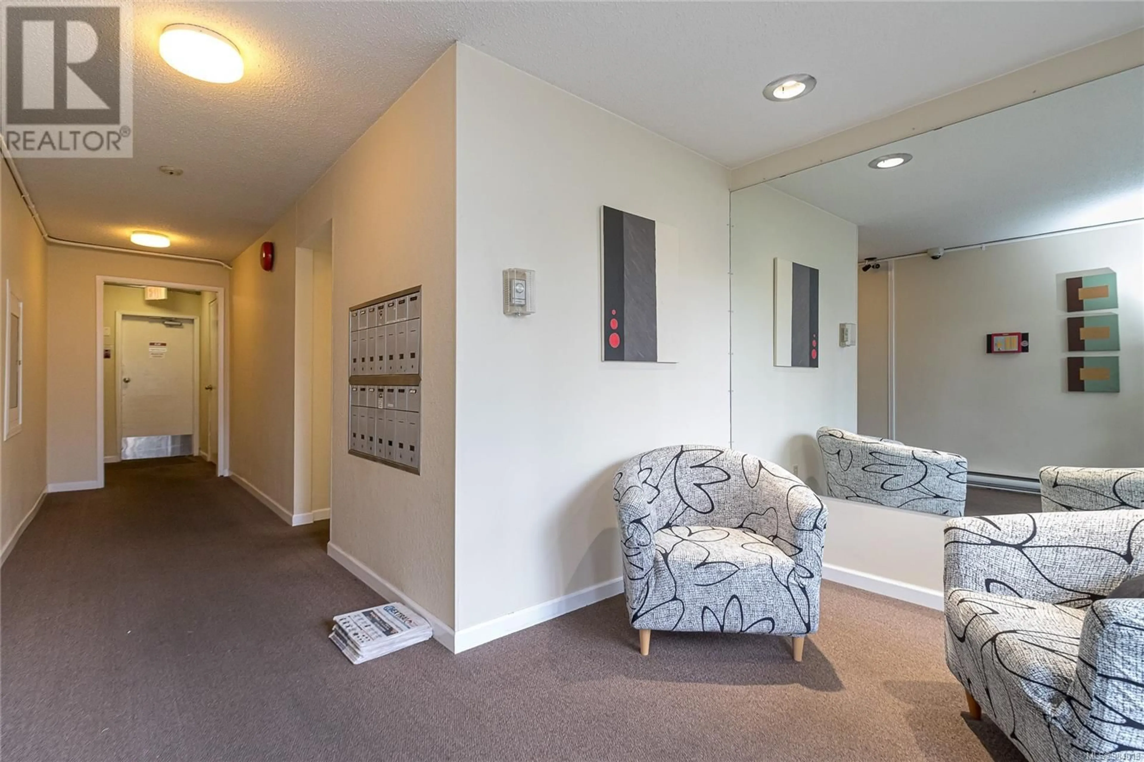 Indoor foyer for 403 1537 Morrison St, Victoria British Columbia V8R4K1