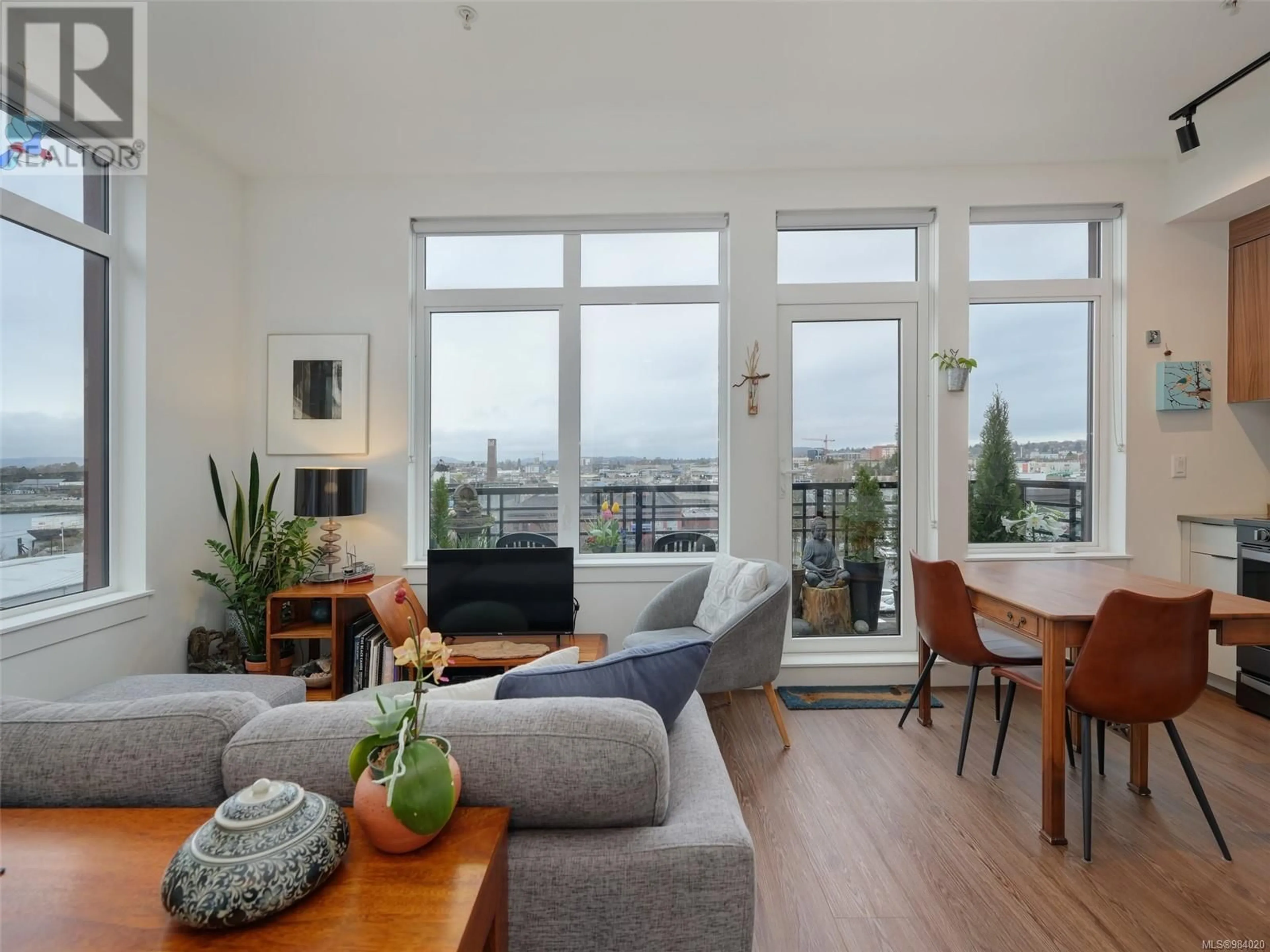 Living room with furniture, wood/laminate floor for 514 515 Chatham St, Victoria British Columbia V8T0C8