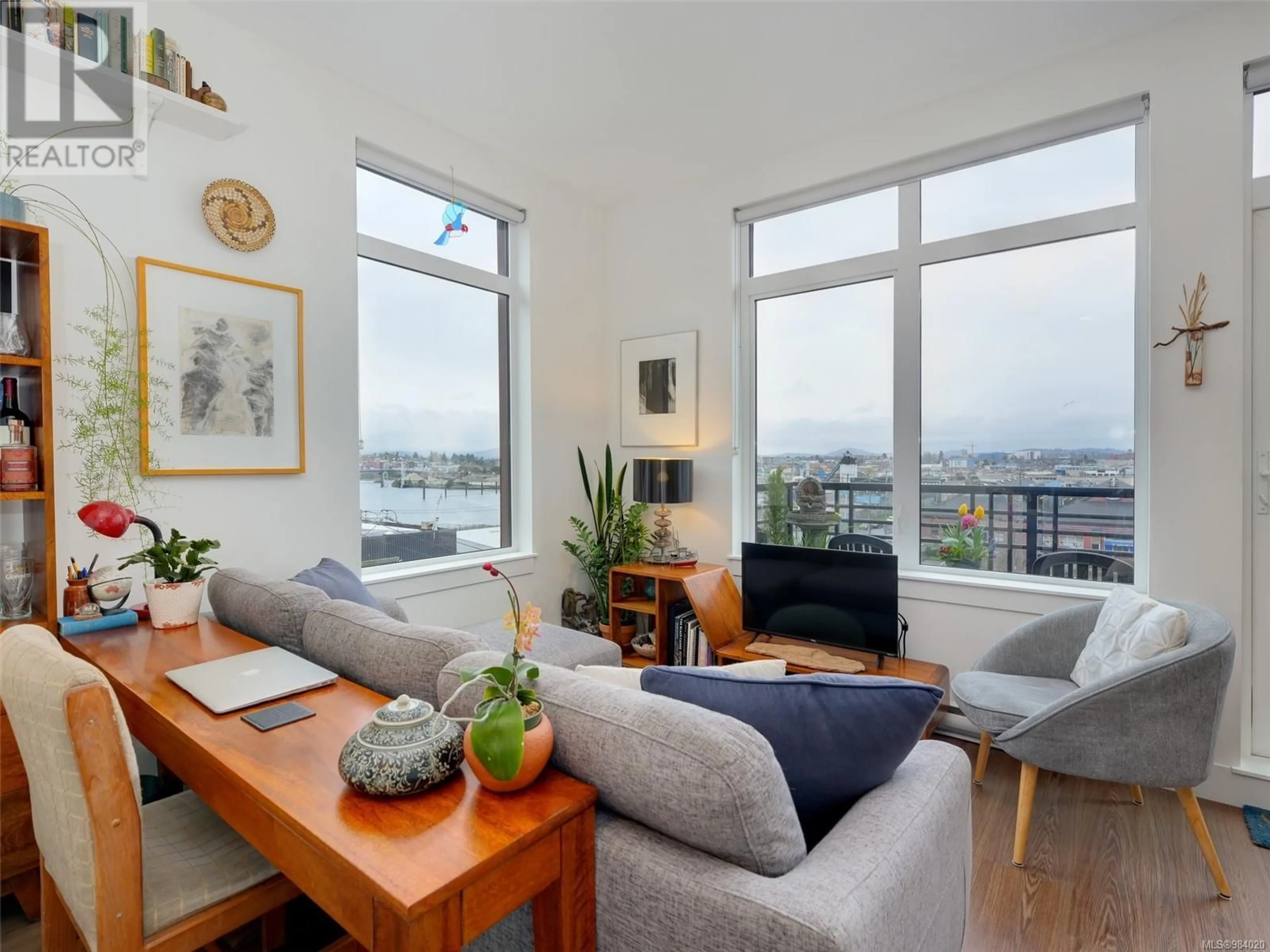 Living room with furniture, wood/laminate floor for 514 515 Chatham St, Victoria British Columbia V8T0C8