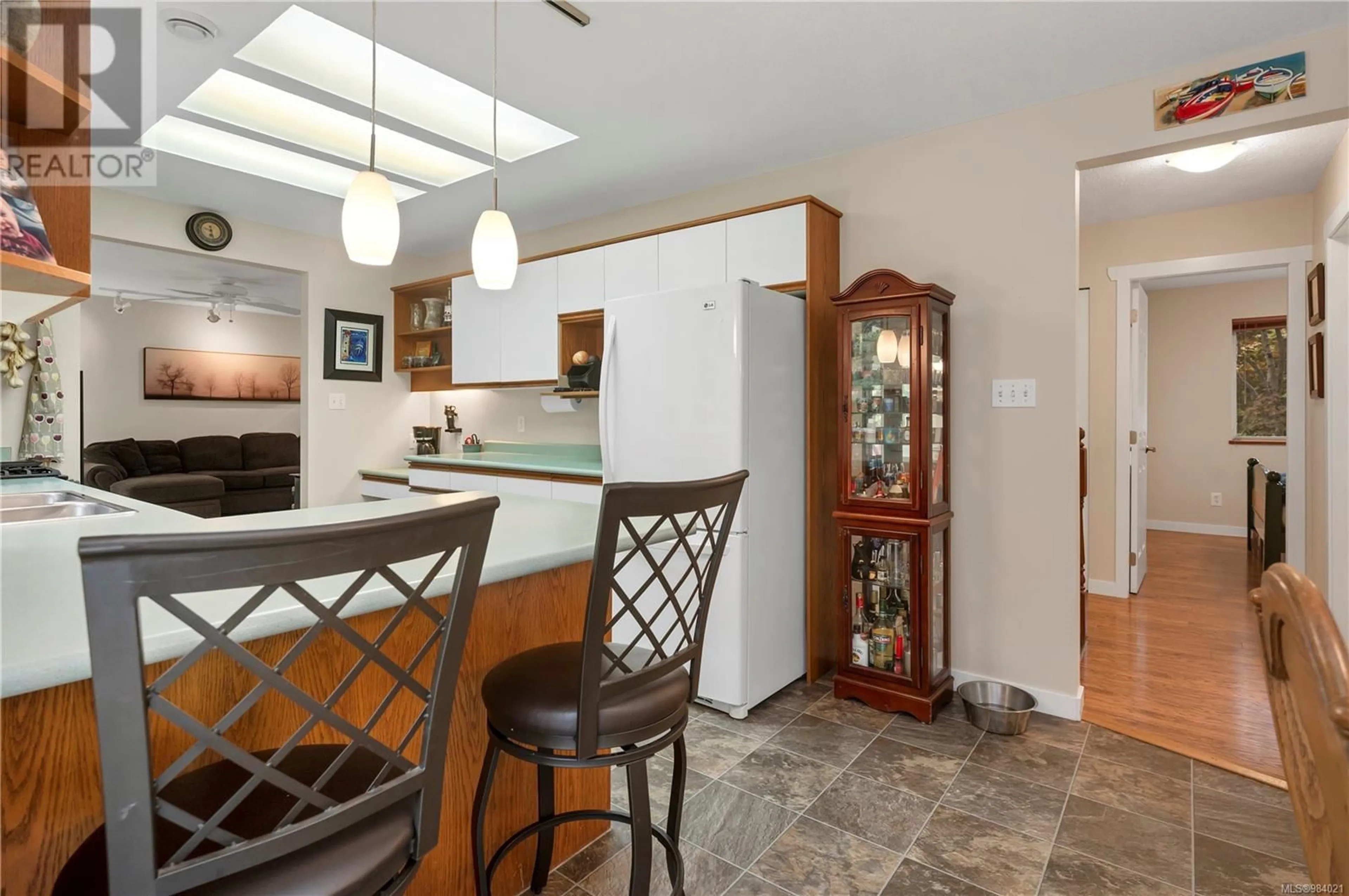 Open concept kitchen, ceramic/tile floor for 1570 Stag Rd, Campbell River British Columbia V9W6E4