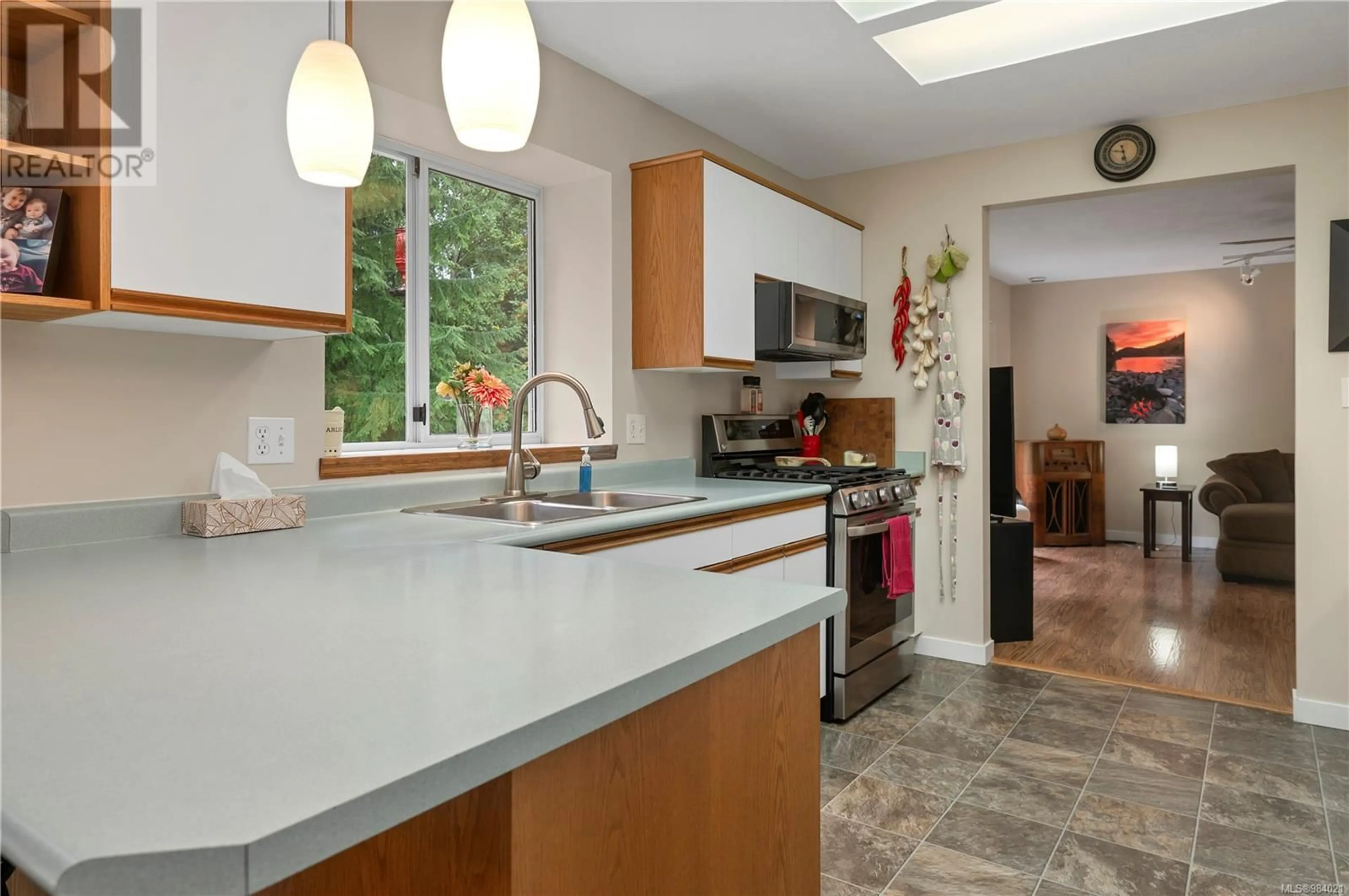 Open concept kitchen, ceramic/tile floor for 1570 Stag Rd, Campbell River British Columbia V9W6E4