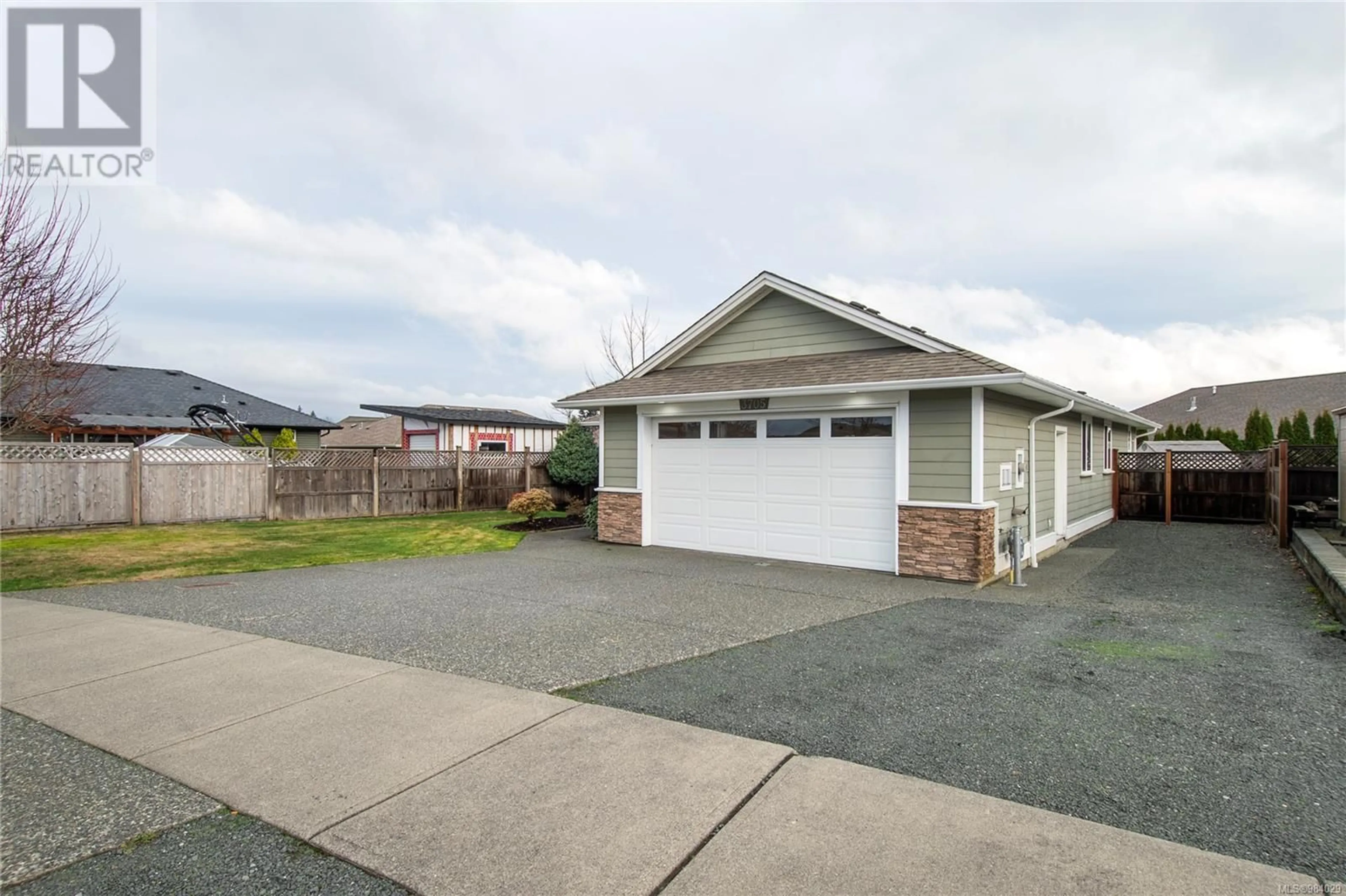 Home with vinyl exterior material, street for 3705 Garibaldi Ave, Campbell River British Columbia V9H0B1