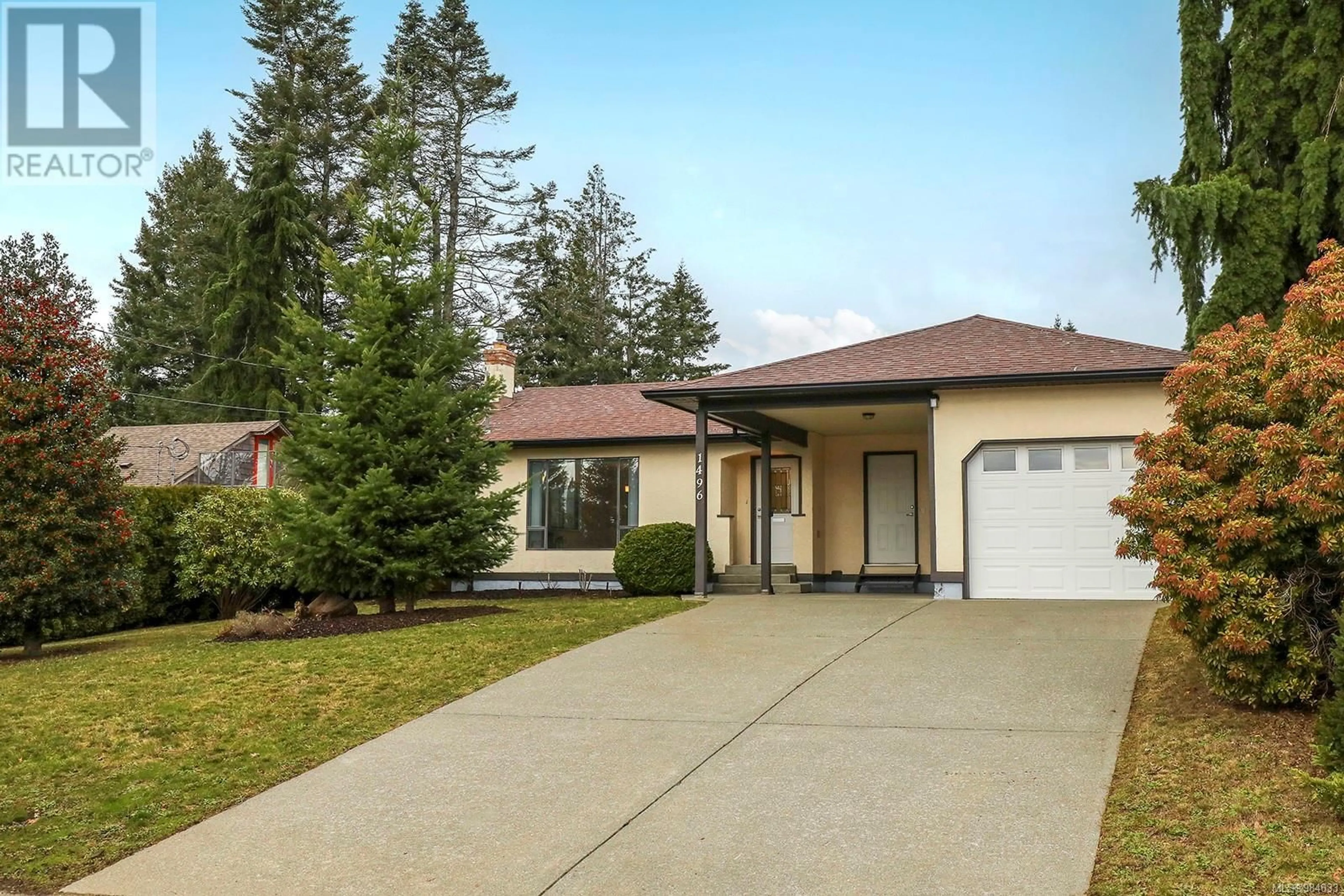 Home with vinyl exterior material, street for 1496 Balmoral Ave, Comox British Columbia V9M2P6