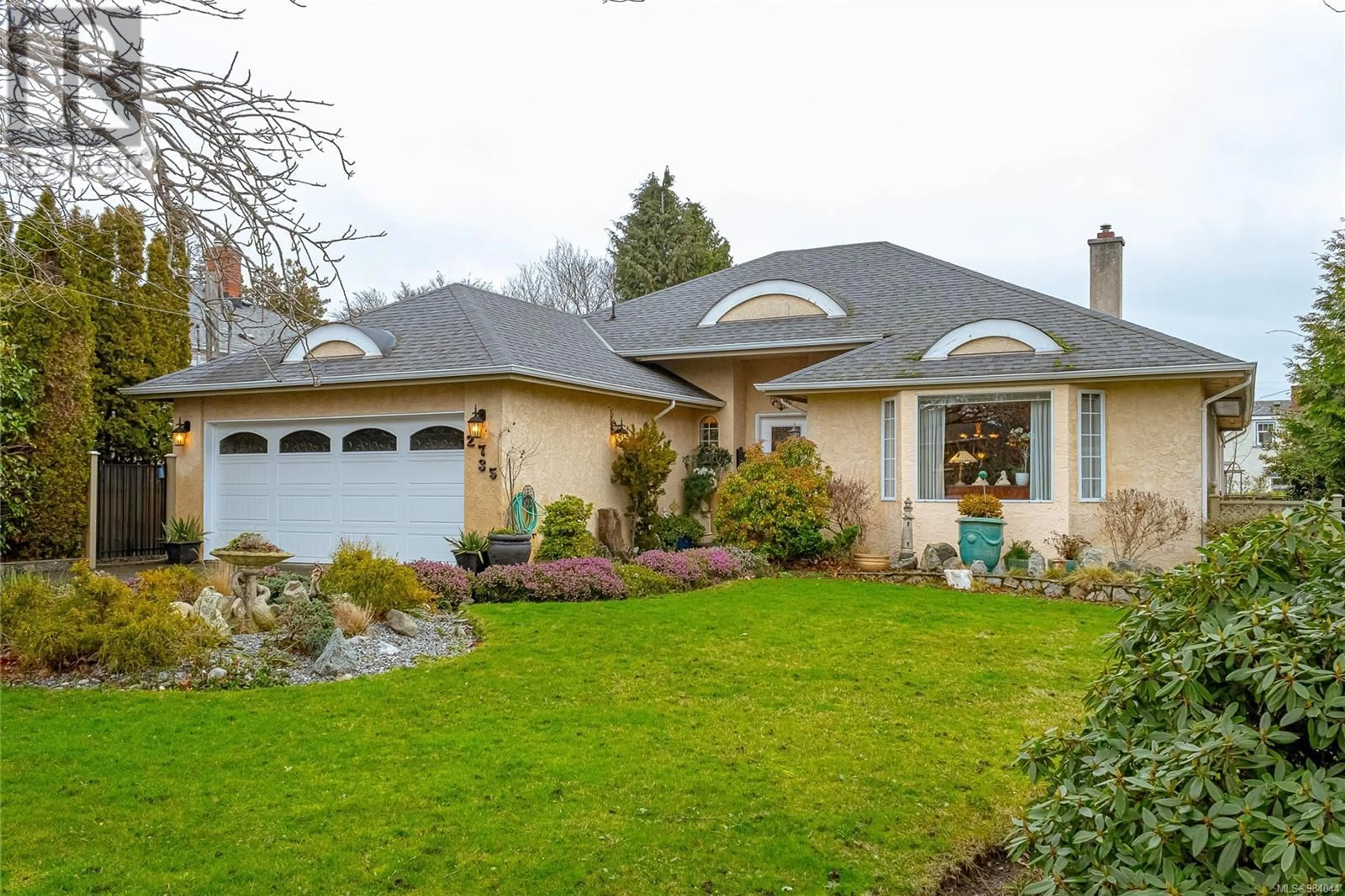 Home with vinyl exterior material, street for 2735 Cadboro Bay Rd, Oak Bay British Columbia V8R5J6