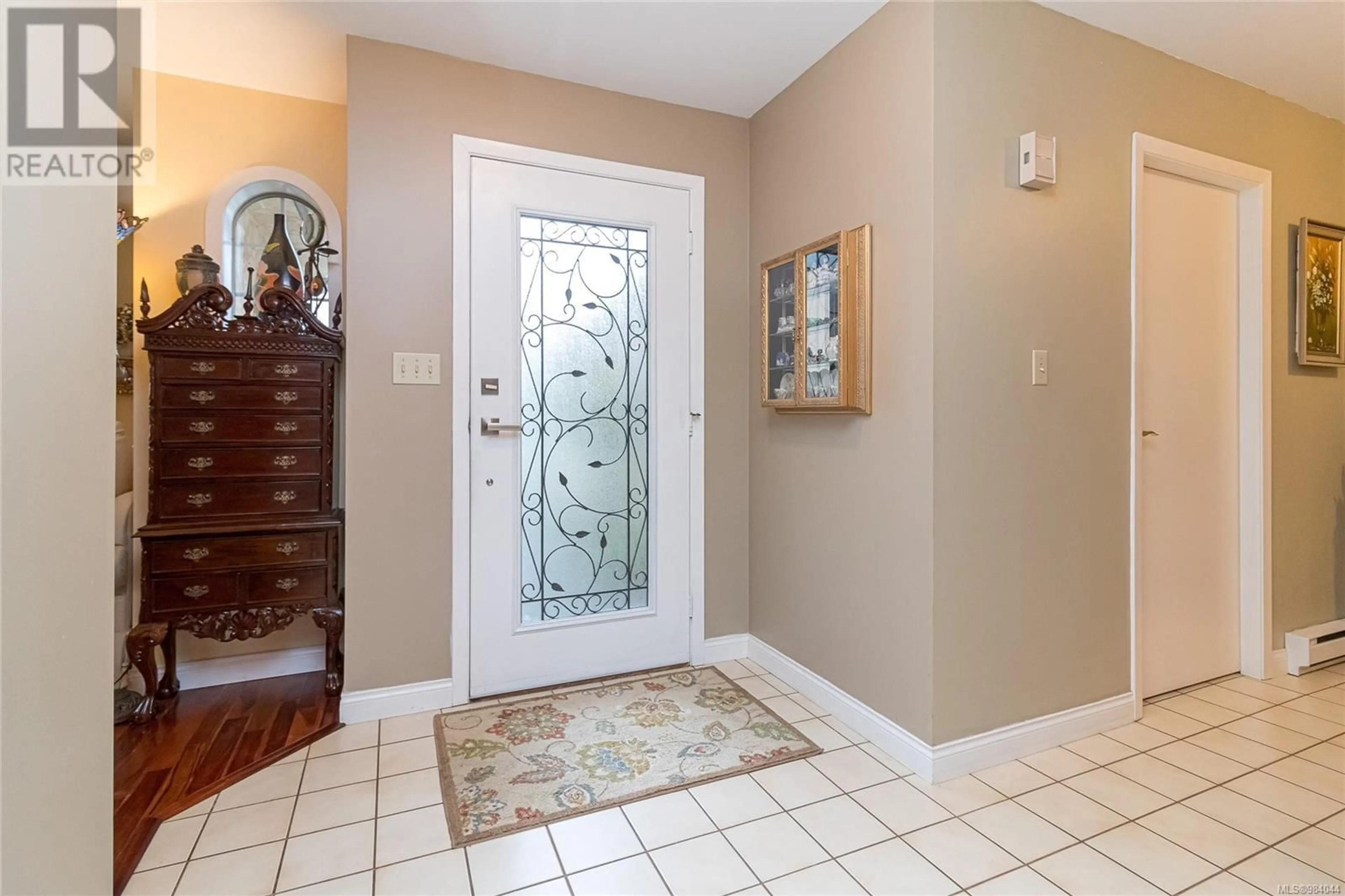 Indoor entryway for 2735 Cadboro Bay Rd, Oak Bay British Columbia V8R5J6