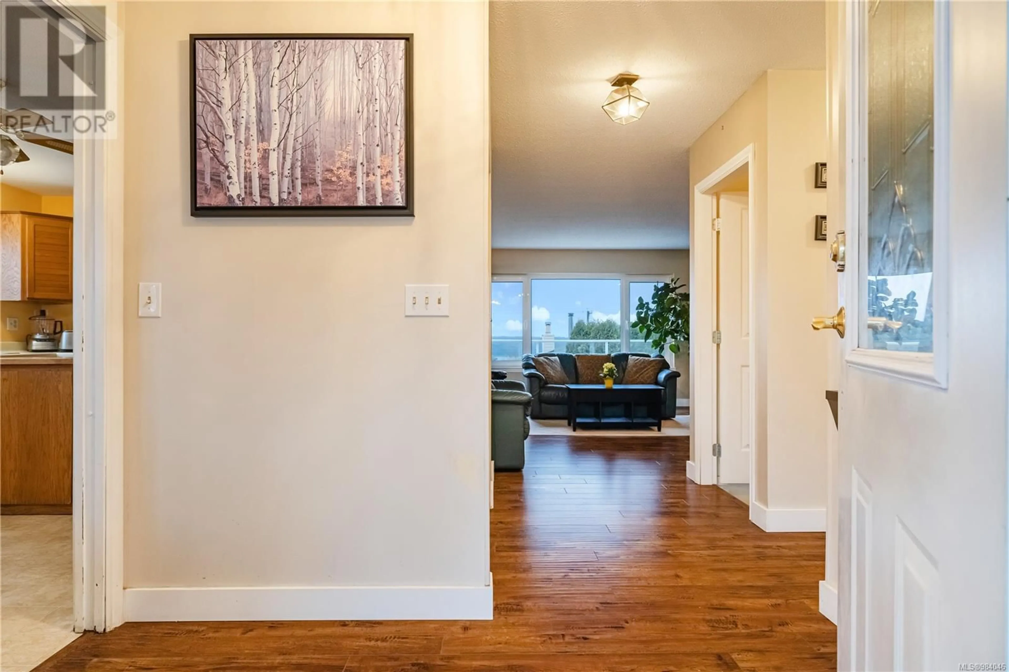 Indoor entryway for 689 Alder St S, Campbell River British Columbia V9W6B3