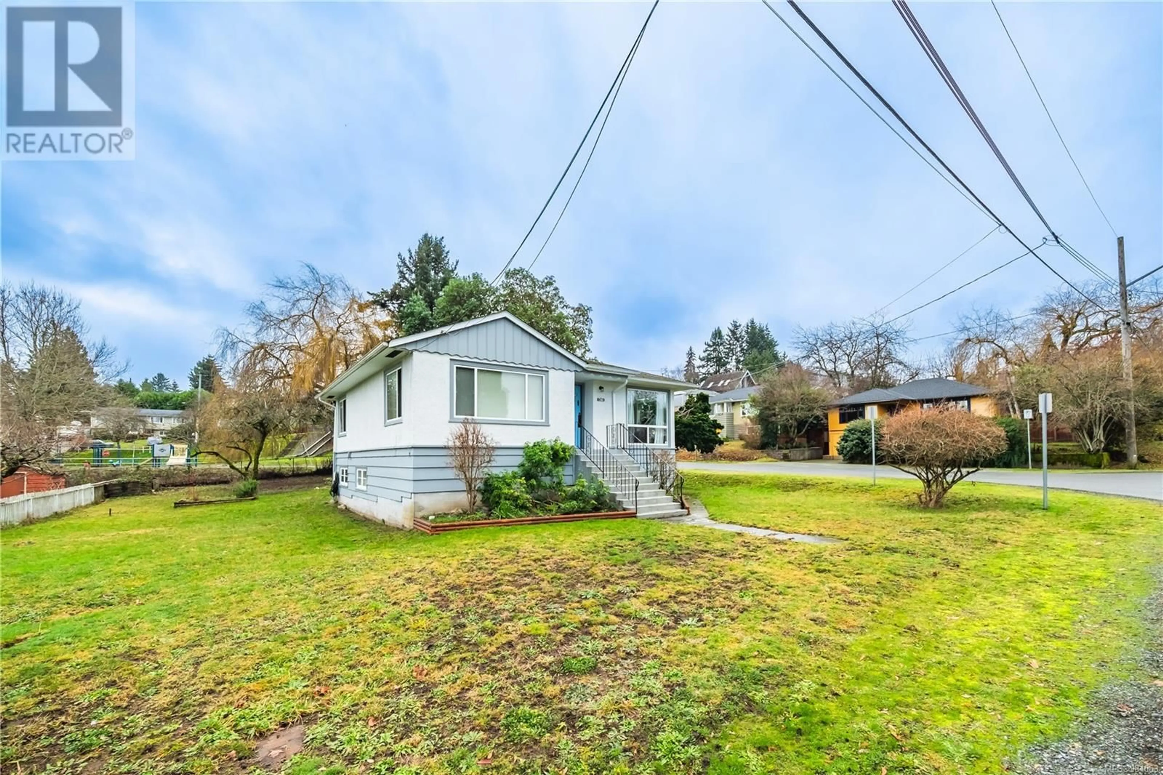 A pic from outside/outdoor area/front of a property/back of a property/a pic from drone, street for 475 Maple St, Nanaimo British Columbia V9S2J4