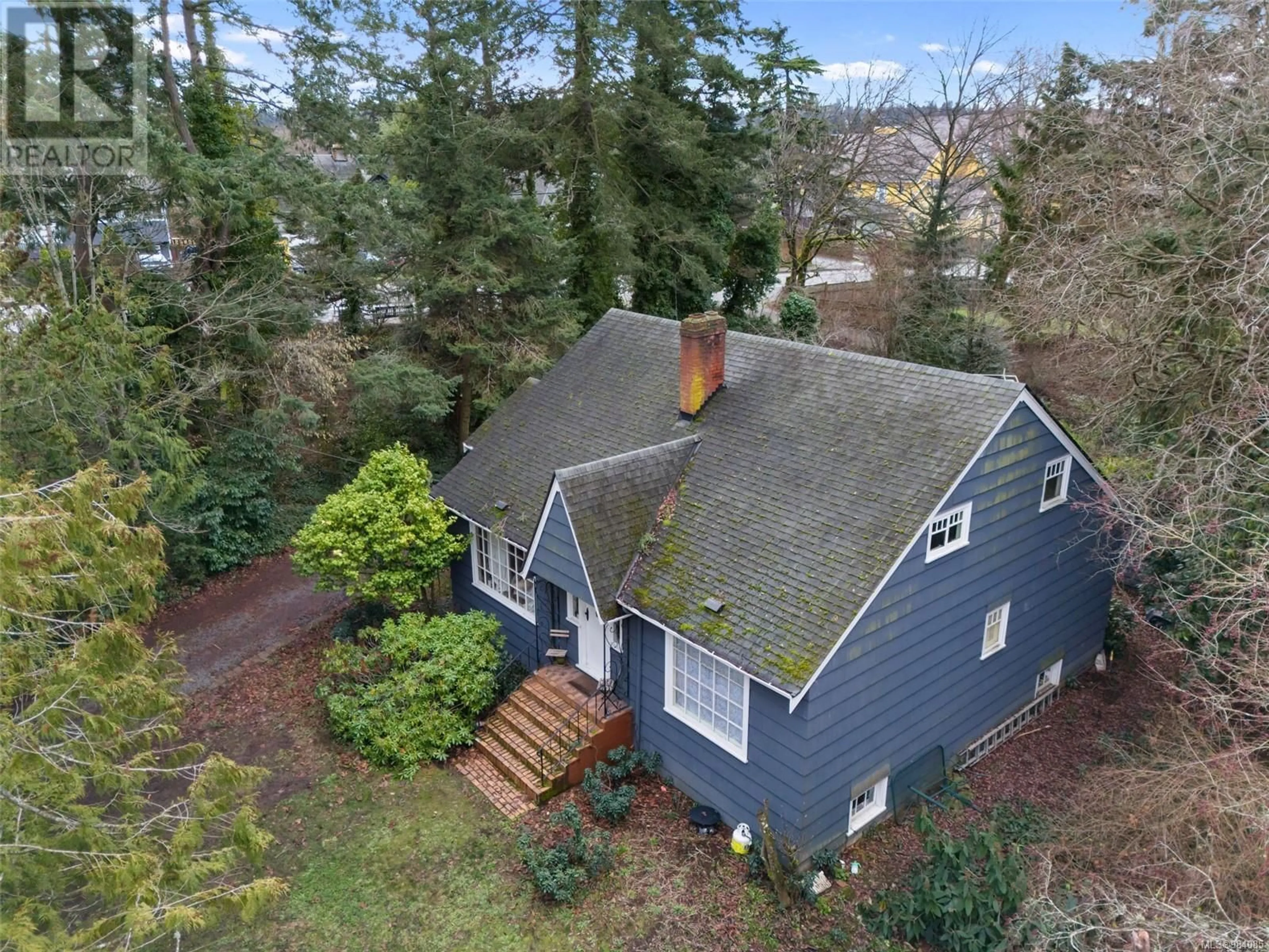 A pic from outside/outdoor area/front of a property/back of a property/a pic from drone, street for 2895 Murray Dr, Saanich British Columbia V9A2S6