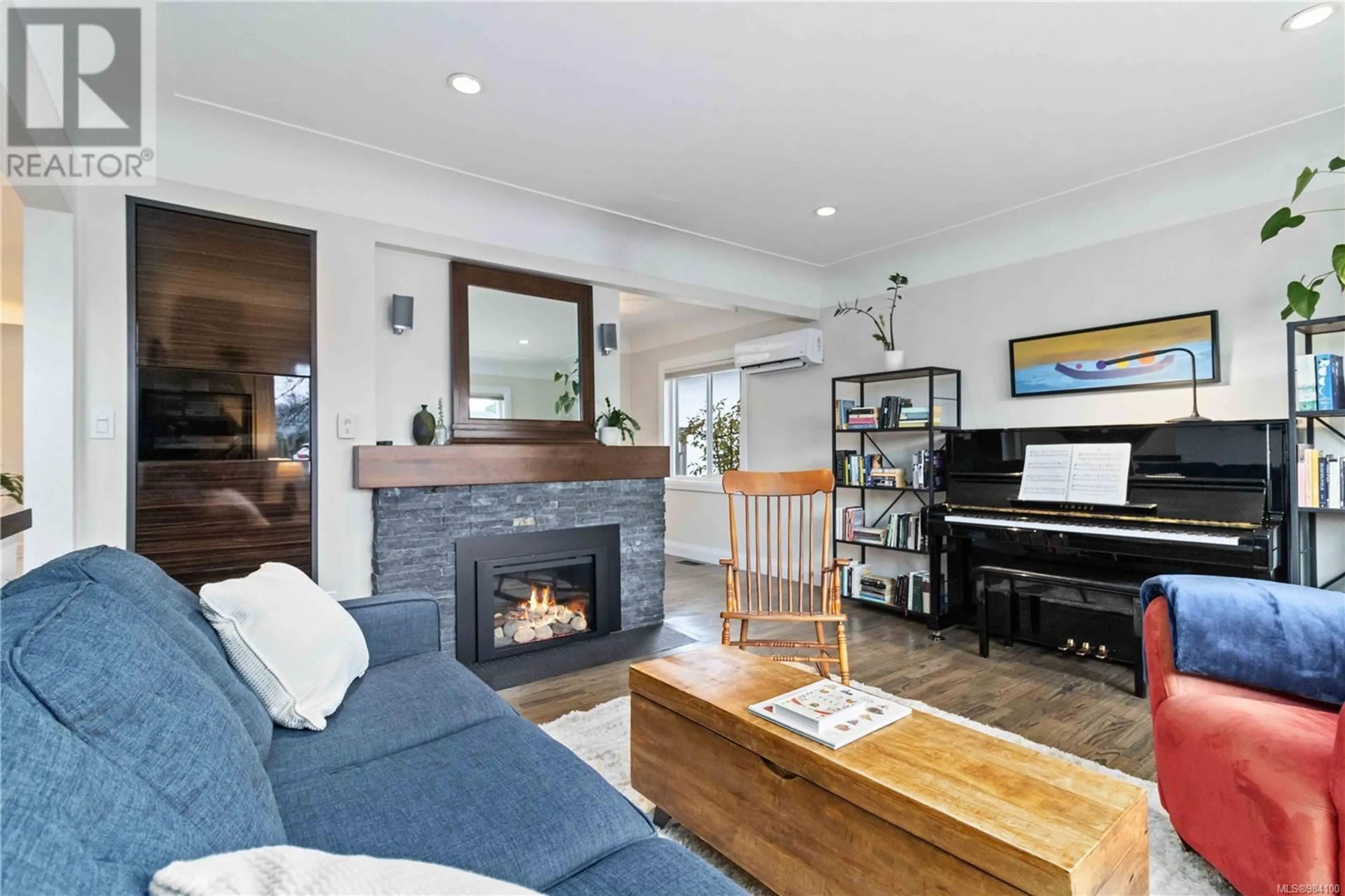 Living room with furniture, wood/laminate floor for 1610 Howroyd Ave, Saanich British Columbia V8P3C1