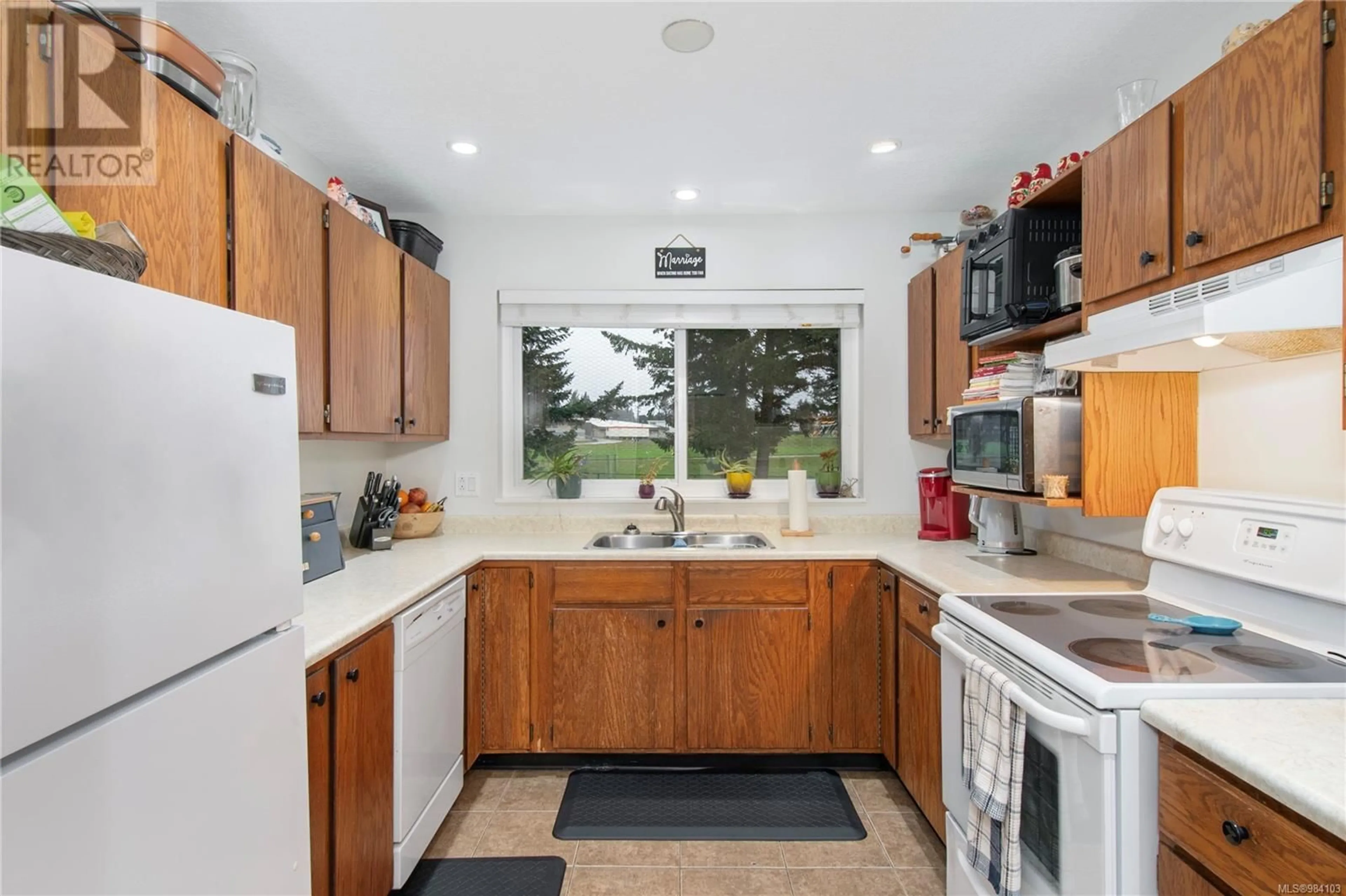 Standard kitchen, ceramic/tile floor for 303 501 9th Ave, Campbell River British Columbia V9W4B5