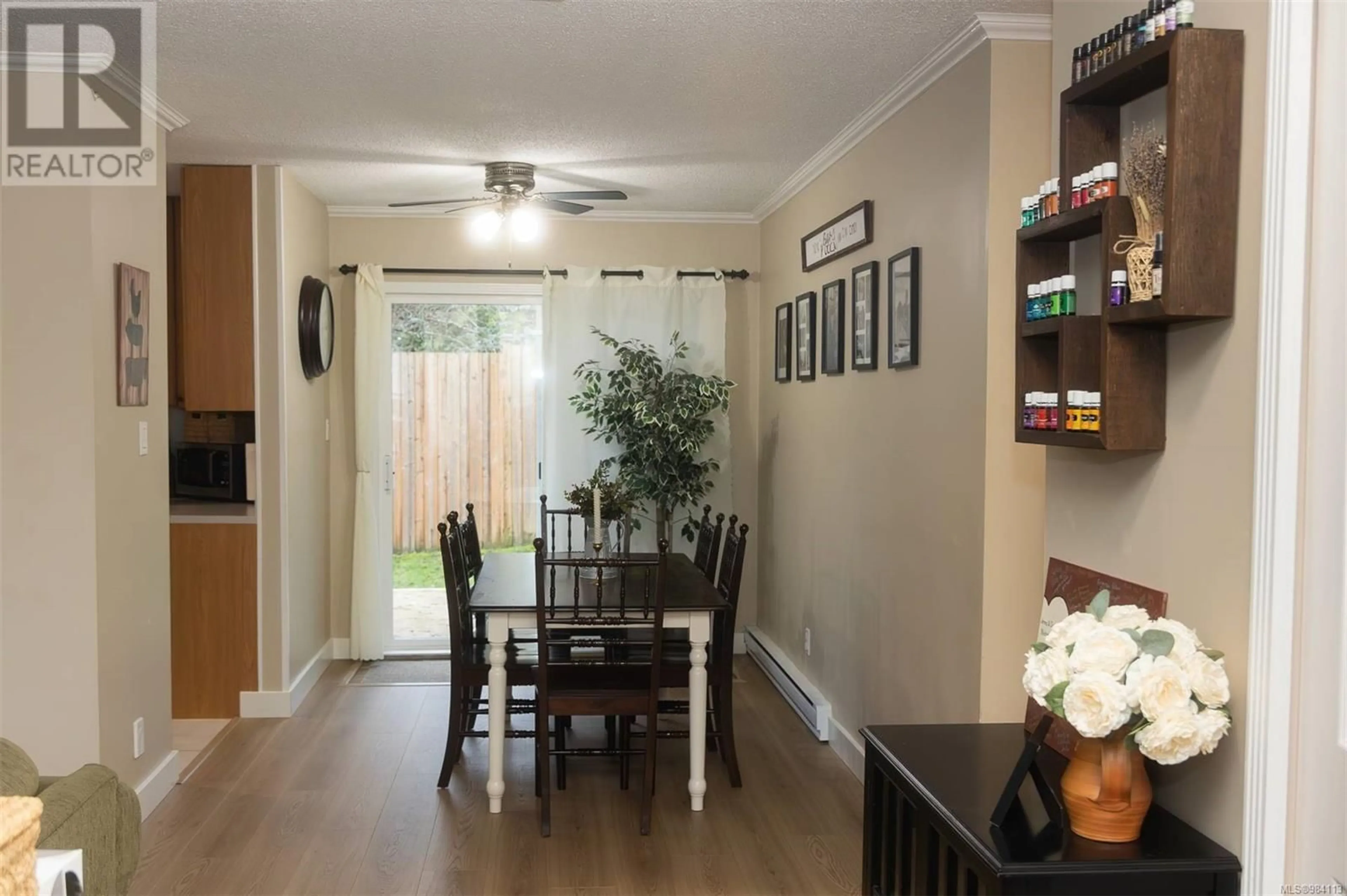 Dining room, wood/laminate floor for 1 4604 Hammond Bay Rd, Nanaimo British Columbia V9T5B1