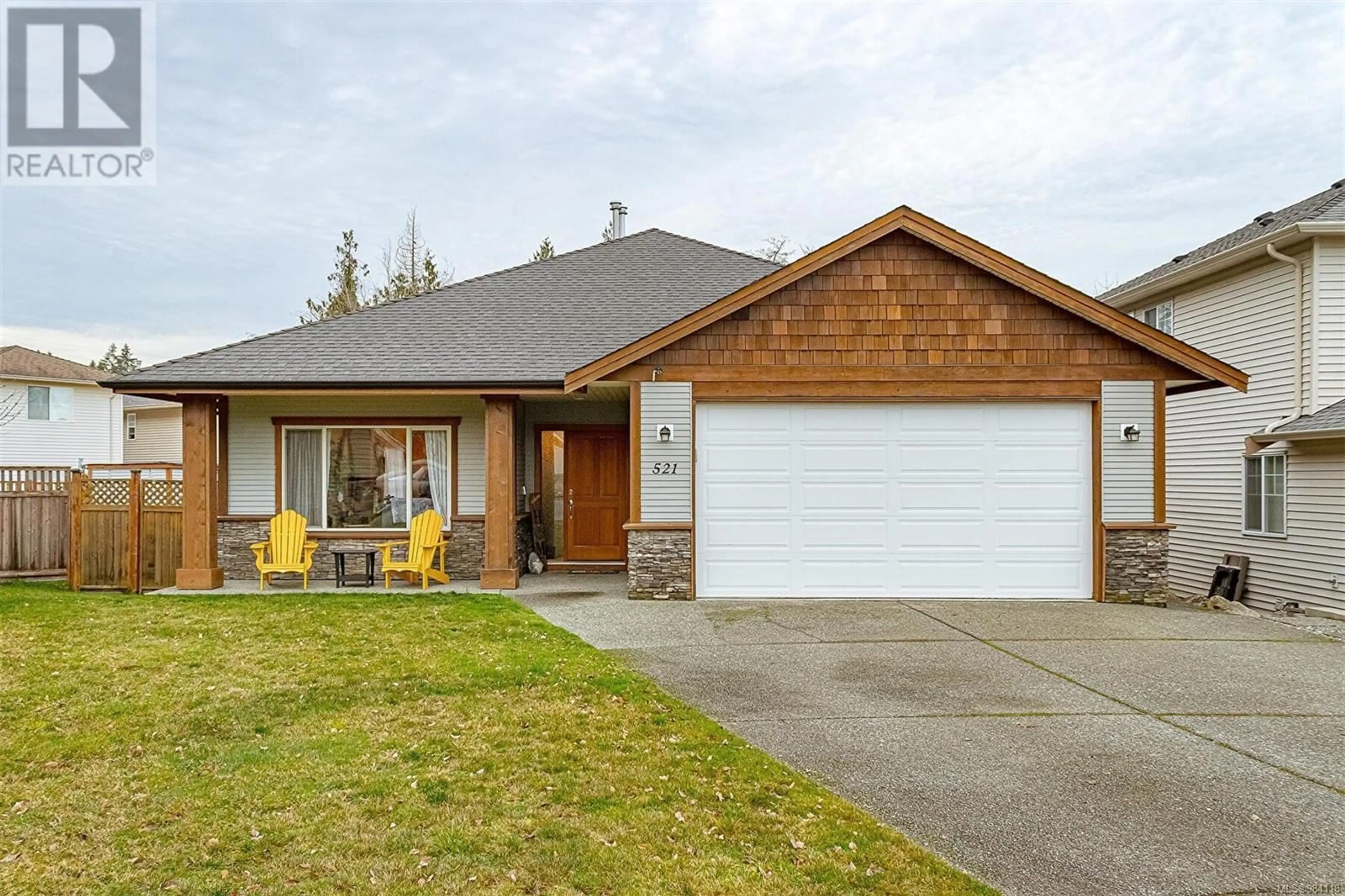 Home with vinyl exterior material, street for 521 Ballou Pl, Ladysmith British Columbia V9G2C7