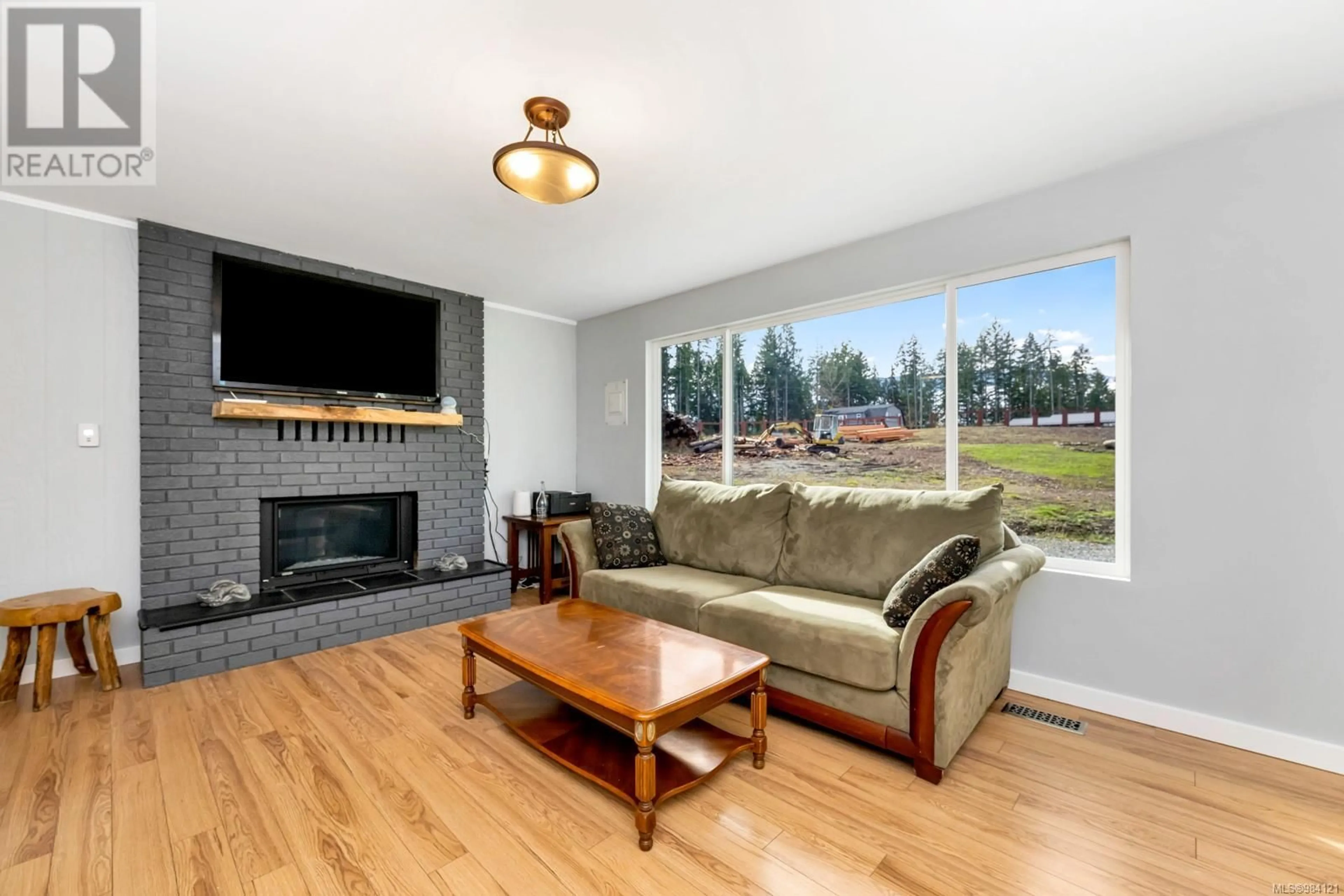 Living room with furniture, wood/laminate floor for 5056 White Rd, Duncan British Columbia V9L6H5