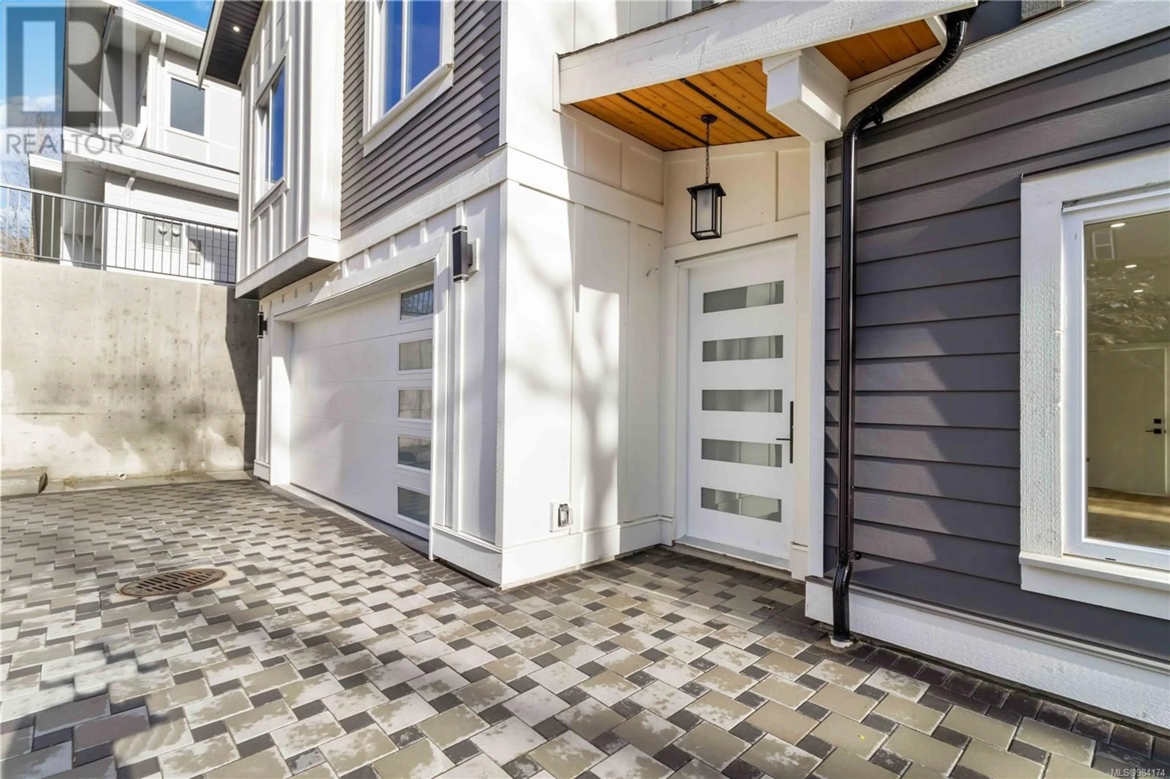 Indoor entryway for 975 Lakeview Ave, Saanich British Columbia V8X3H8