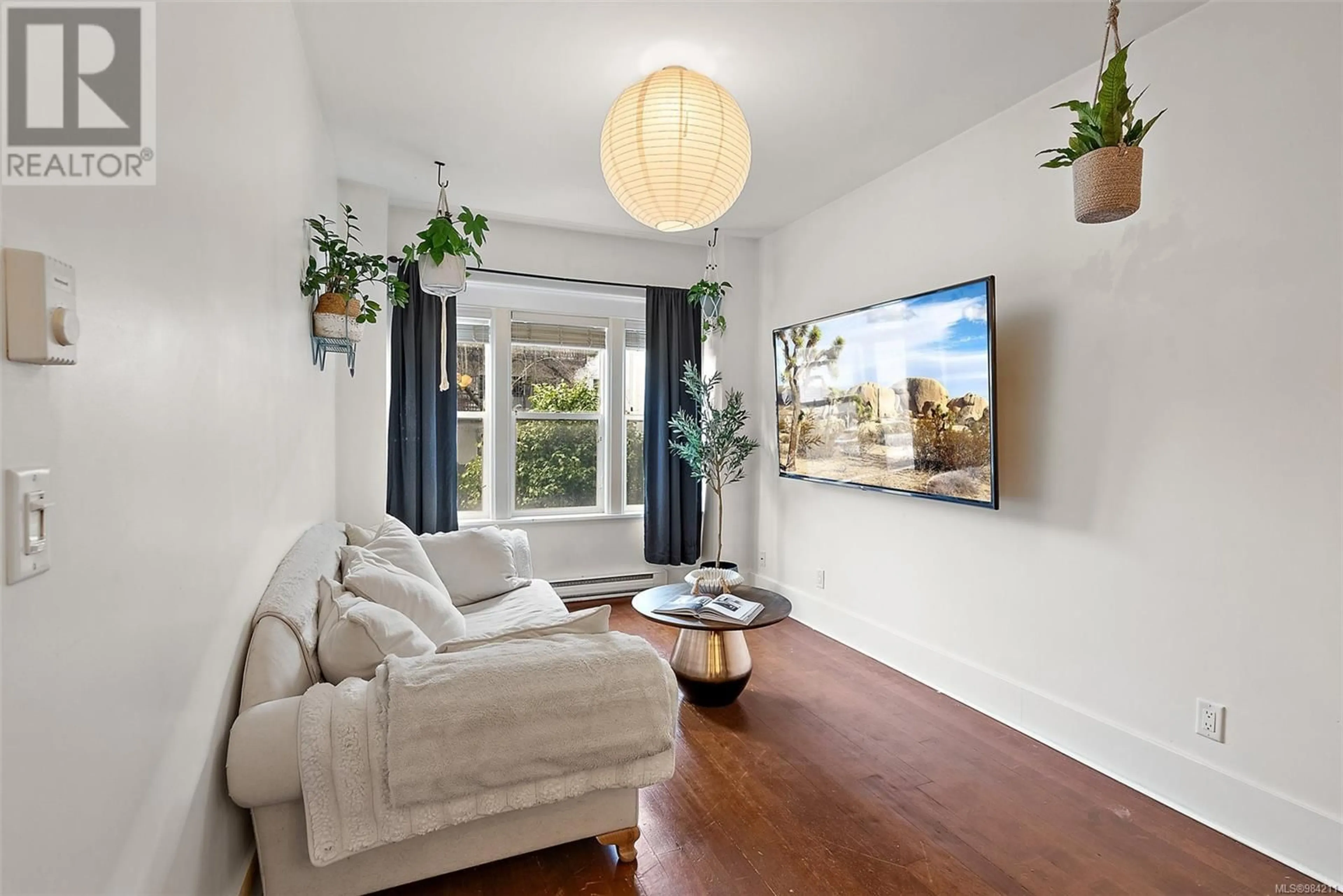 Living room with furniture, wood/laminate floor for 1112 Balmoral Rd, Victoria British Columbia V8T1B1