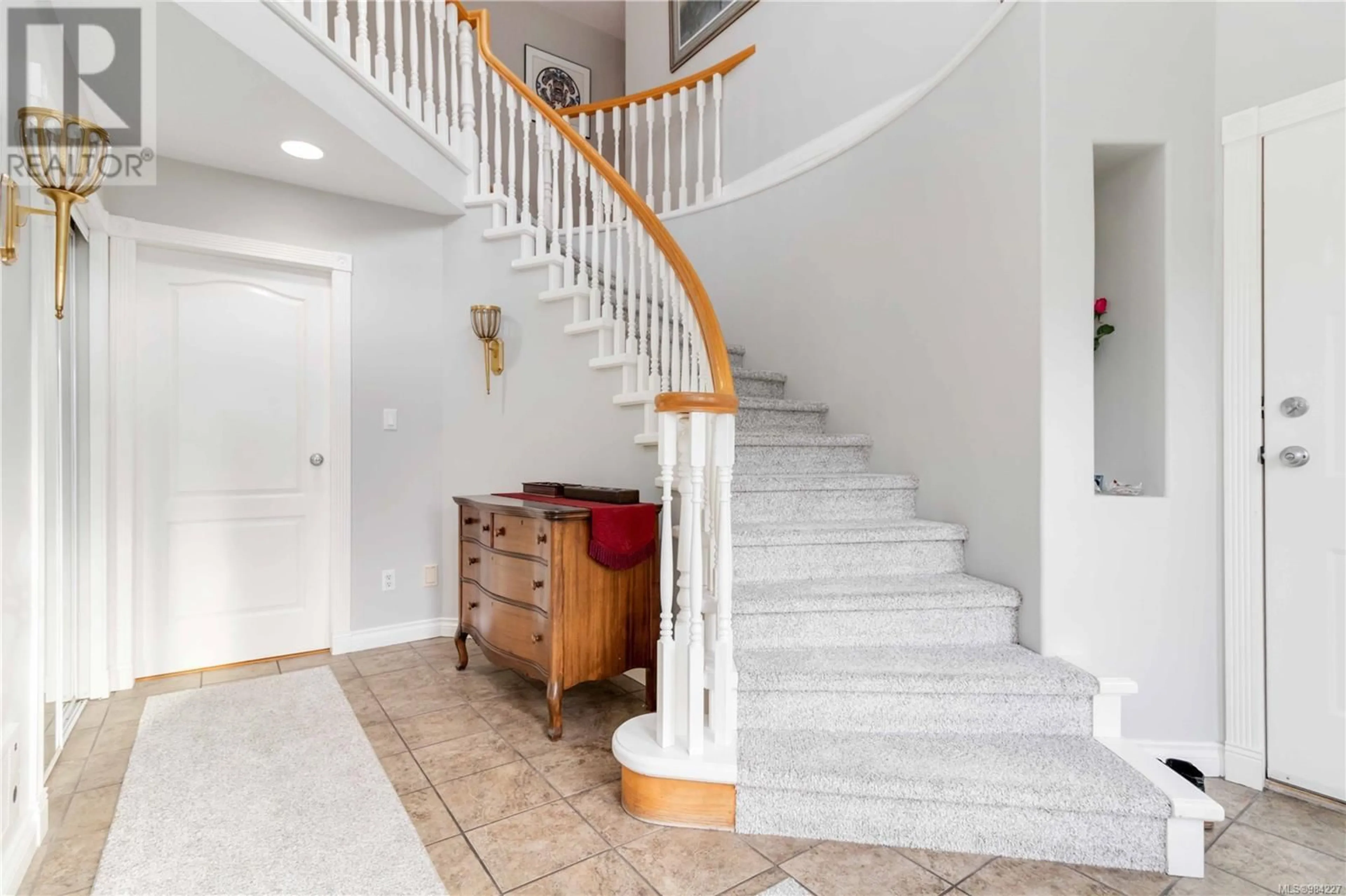 Indoor foyer for 1286 Les Meadows, Saanich British Columbia V8X5G4