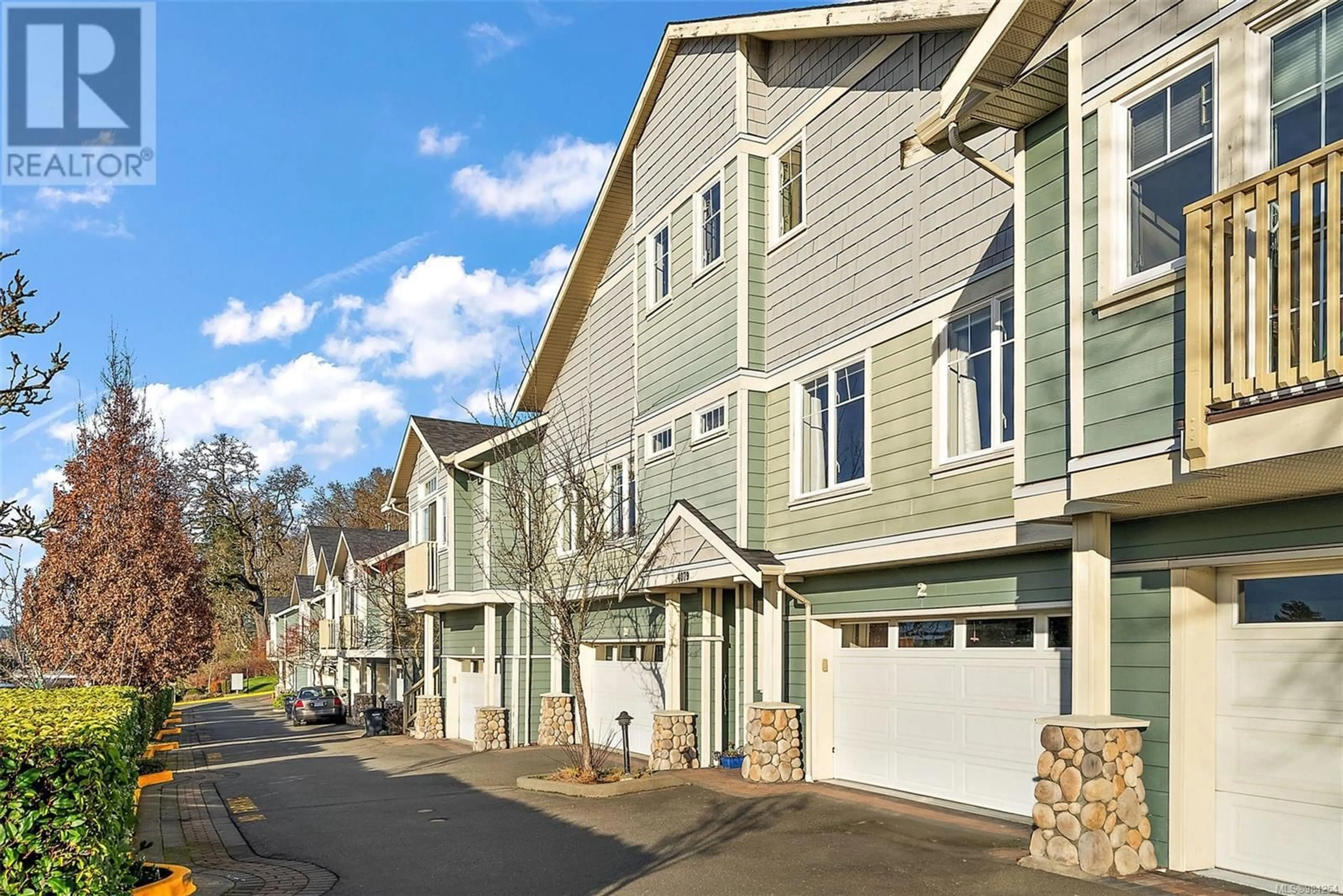 Home with vinyl exterior material, street for 3 4079 Douglas St, Saanich British Columbia V8X5M4