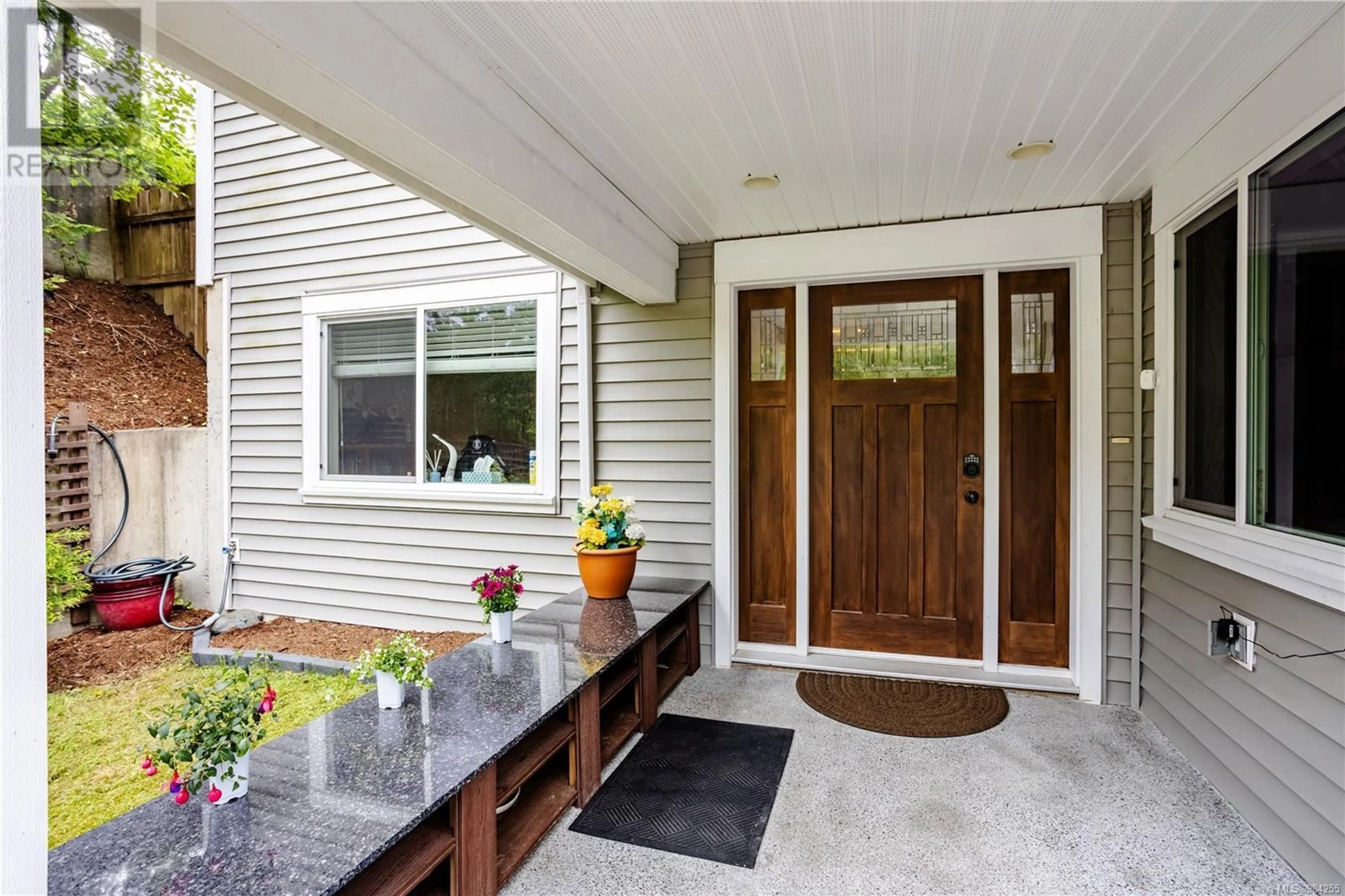 Indoor entryway for 5727 Bradbury Rd, Nanaimo British Columbia V9T0B6