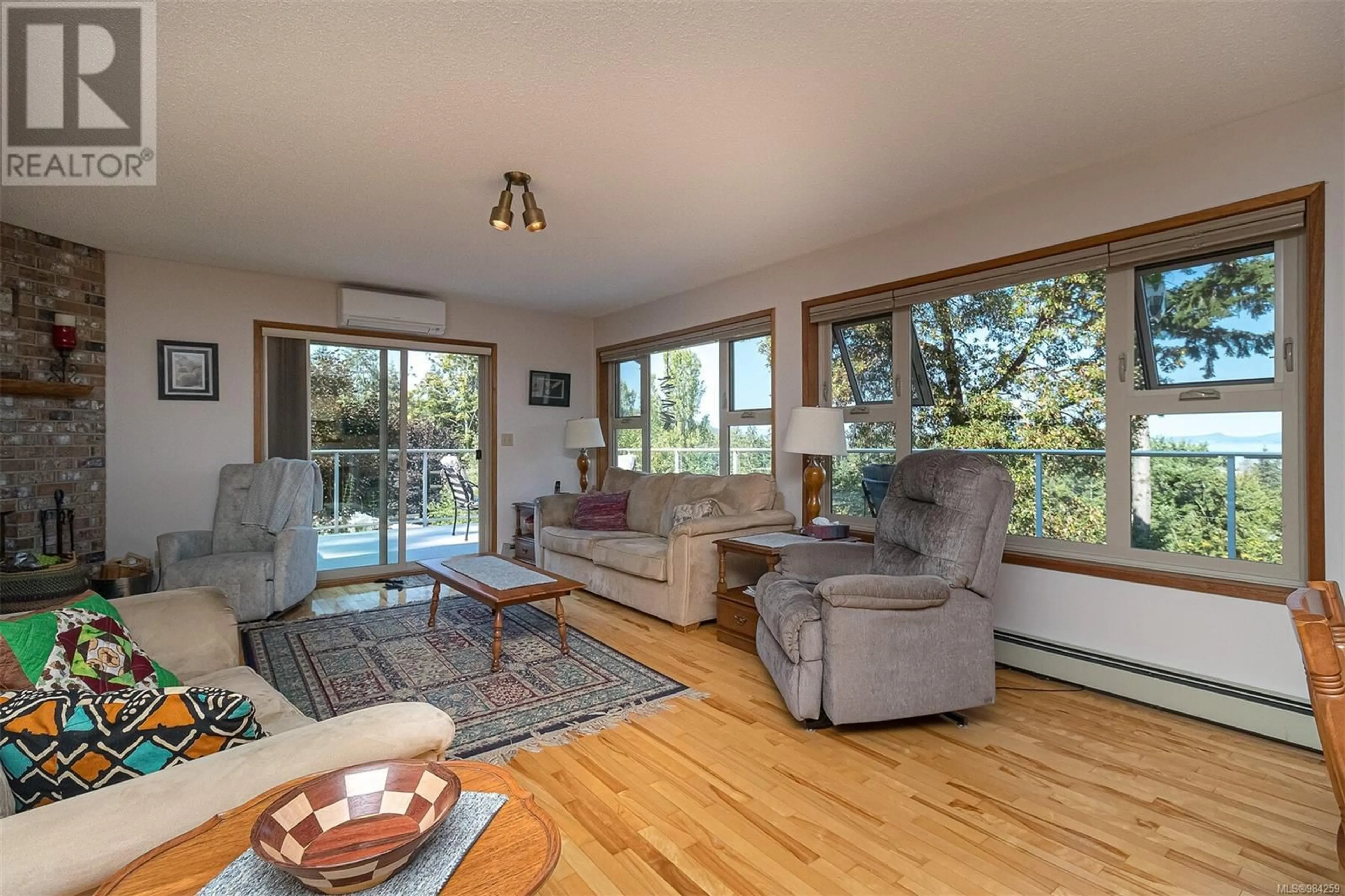 Living room with furniture, wood/laminate floor for 1410 Chilco Rd, Crofton British Columbia V0R1R0