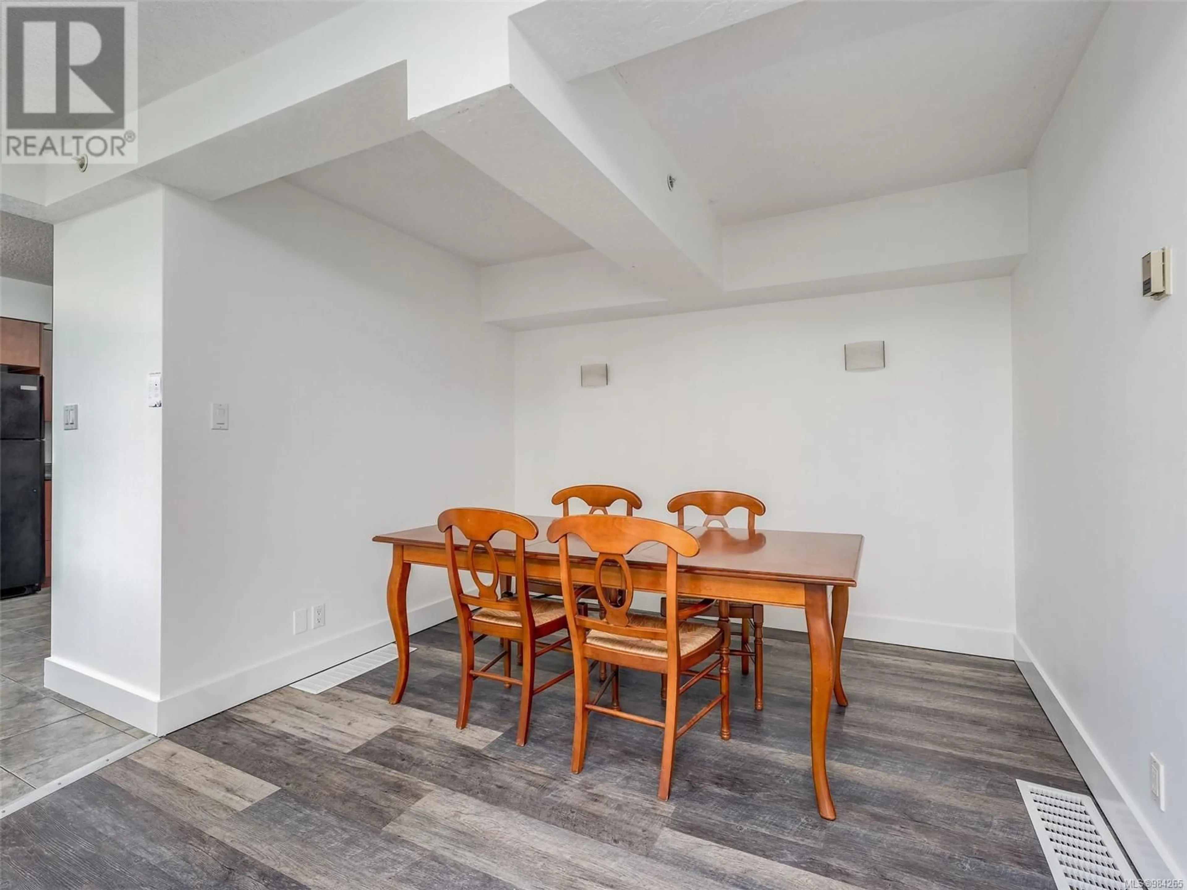 Dining room, wood/laminate floor for 71 4061 Larchwood St, Saanich British Columbia V8N4P1