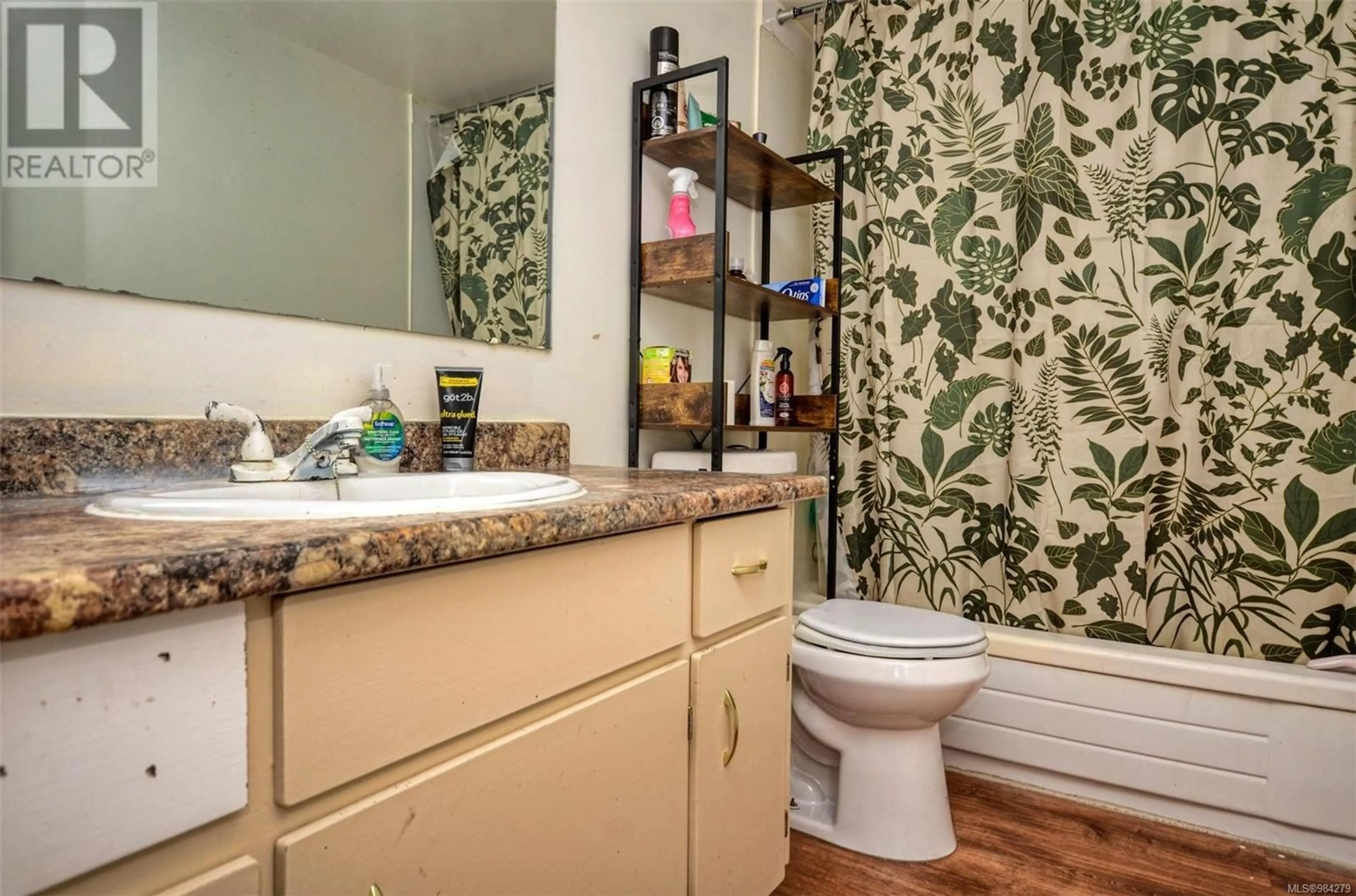 Standard bathroom, unknown for 302 1571 Mortimer St, Saanich British Columbia V8P3A7