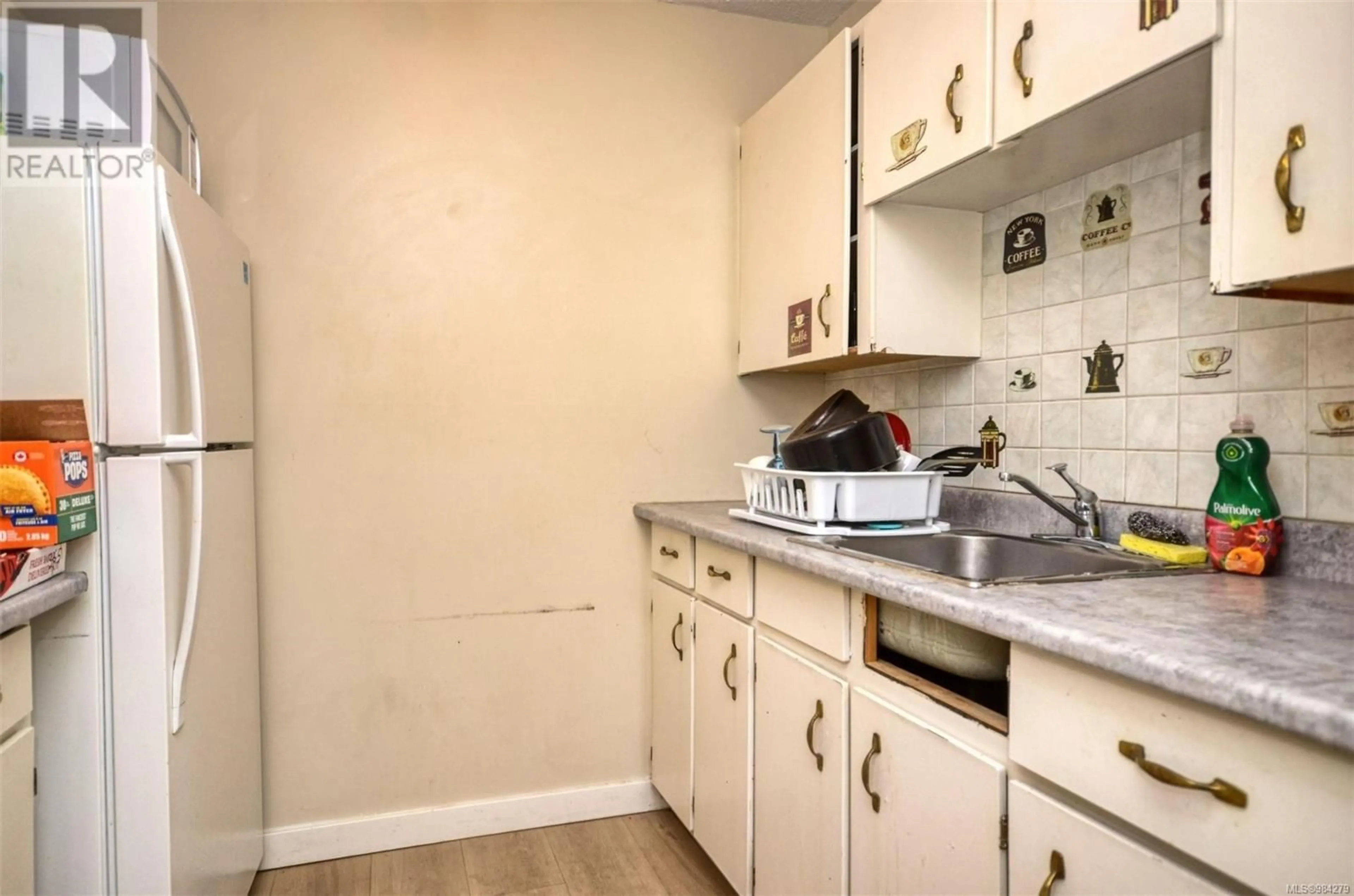 Standard kitchen, unknown for 302 1571 Mortimer St, Saanich British Columbia V8P3A7