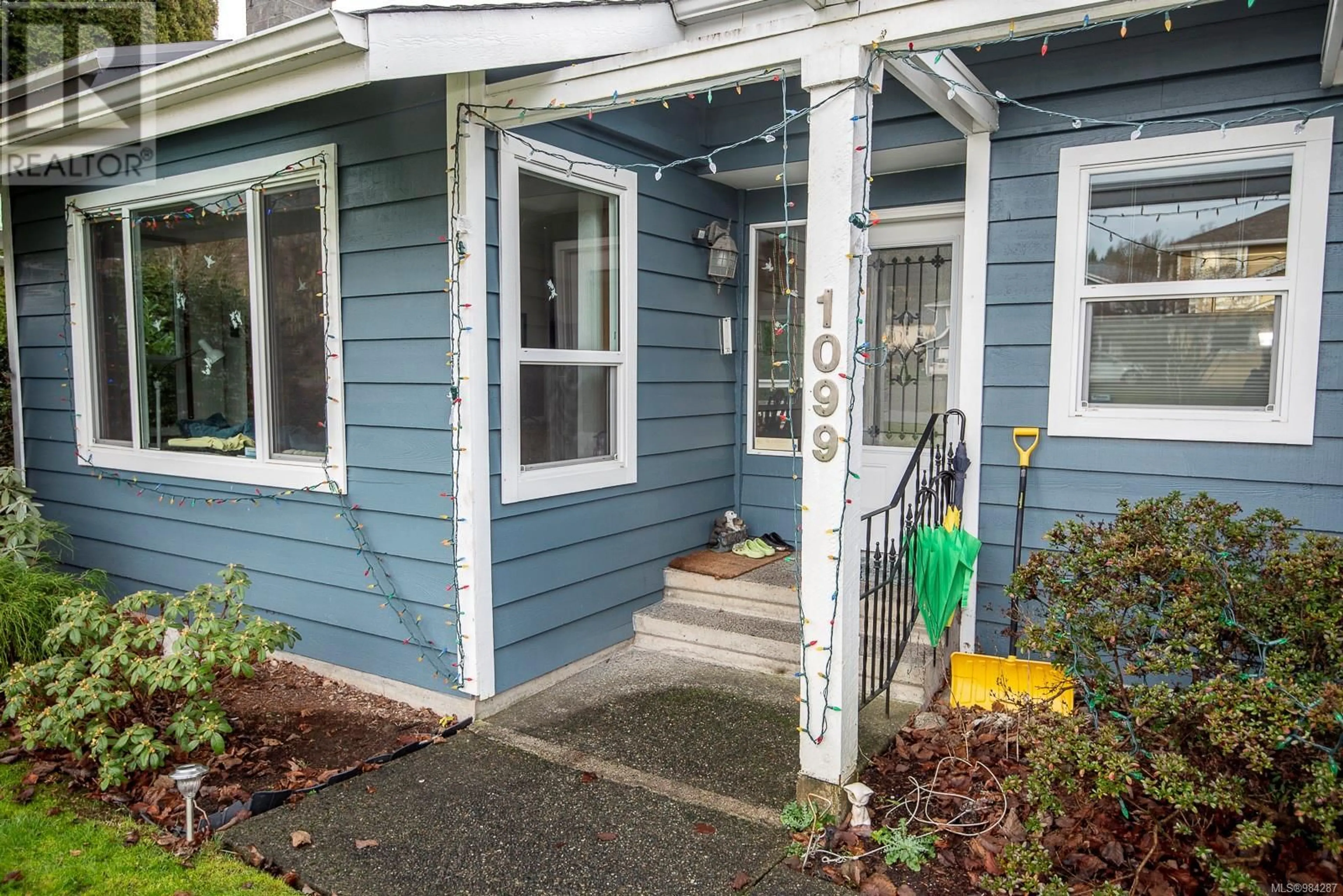 Indoor entryway for 1099 Holly Park Rd, Central Saanich British Columbia V8M1E6