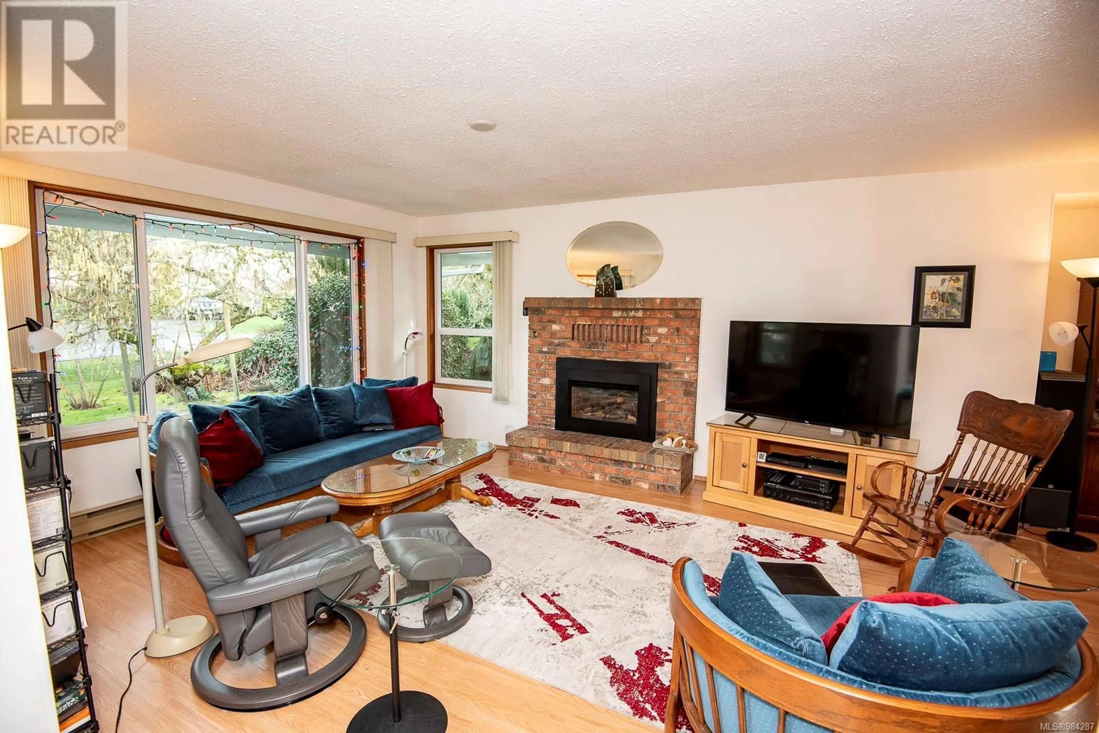 Living room with furniture, unknown for 1099 Holly Park Rd, Central Saanich British Columbia V8M1E6