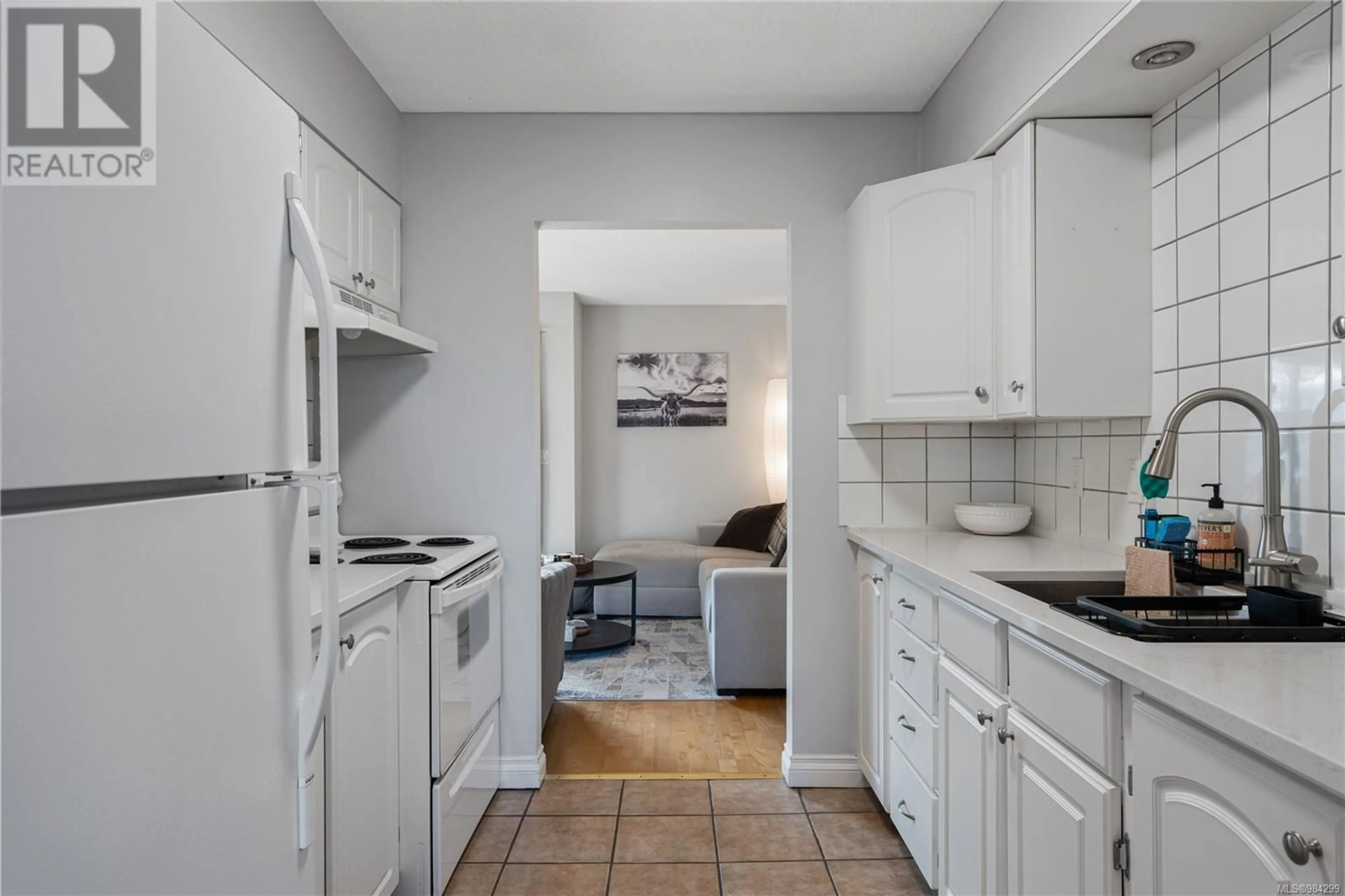 Standard kitchen, ceramic/tile floor for 5 855 Howard Ave, Nanaimo British Columbia V9R5V4