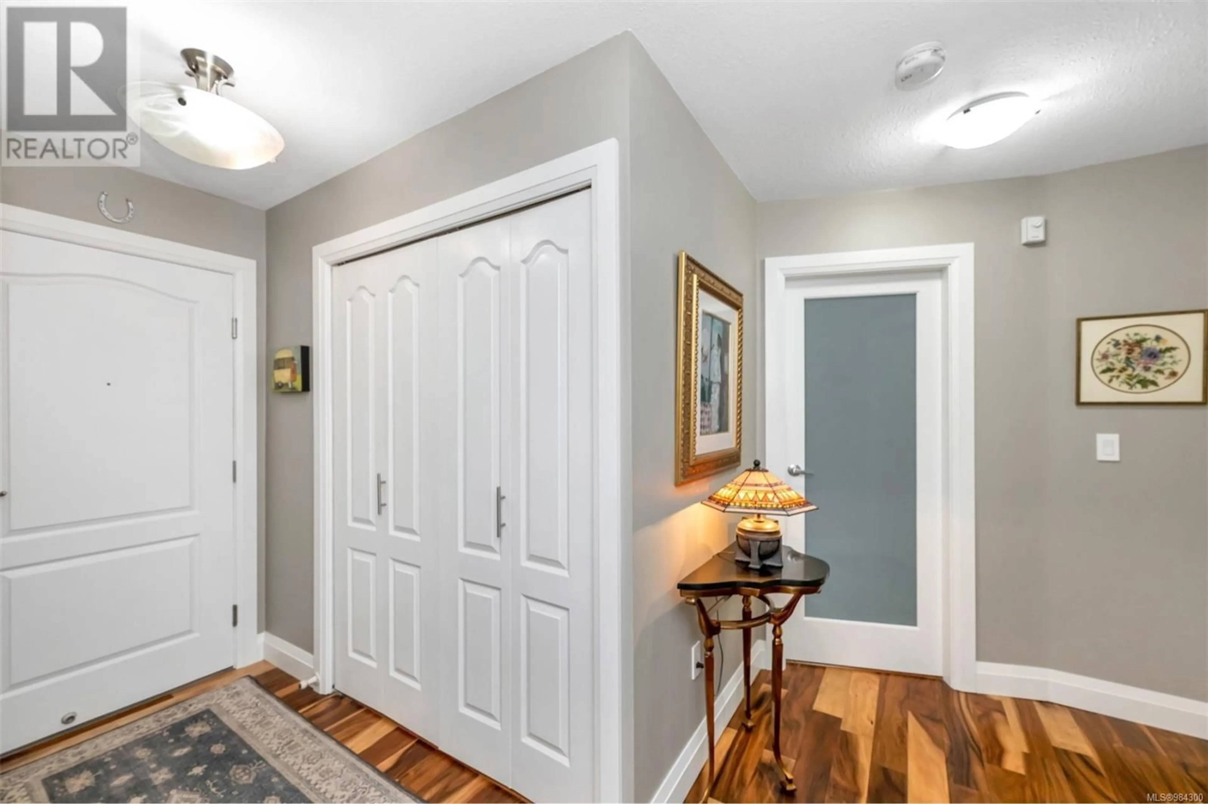 Indoor entryway for 405 254 First St, Duncan British Columbia V9L1R2