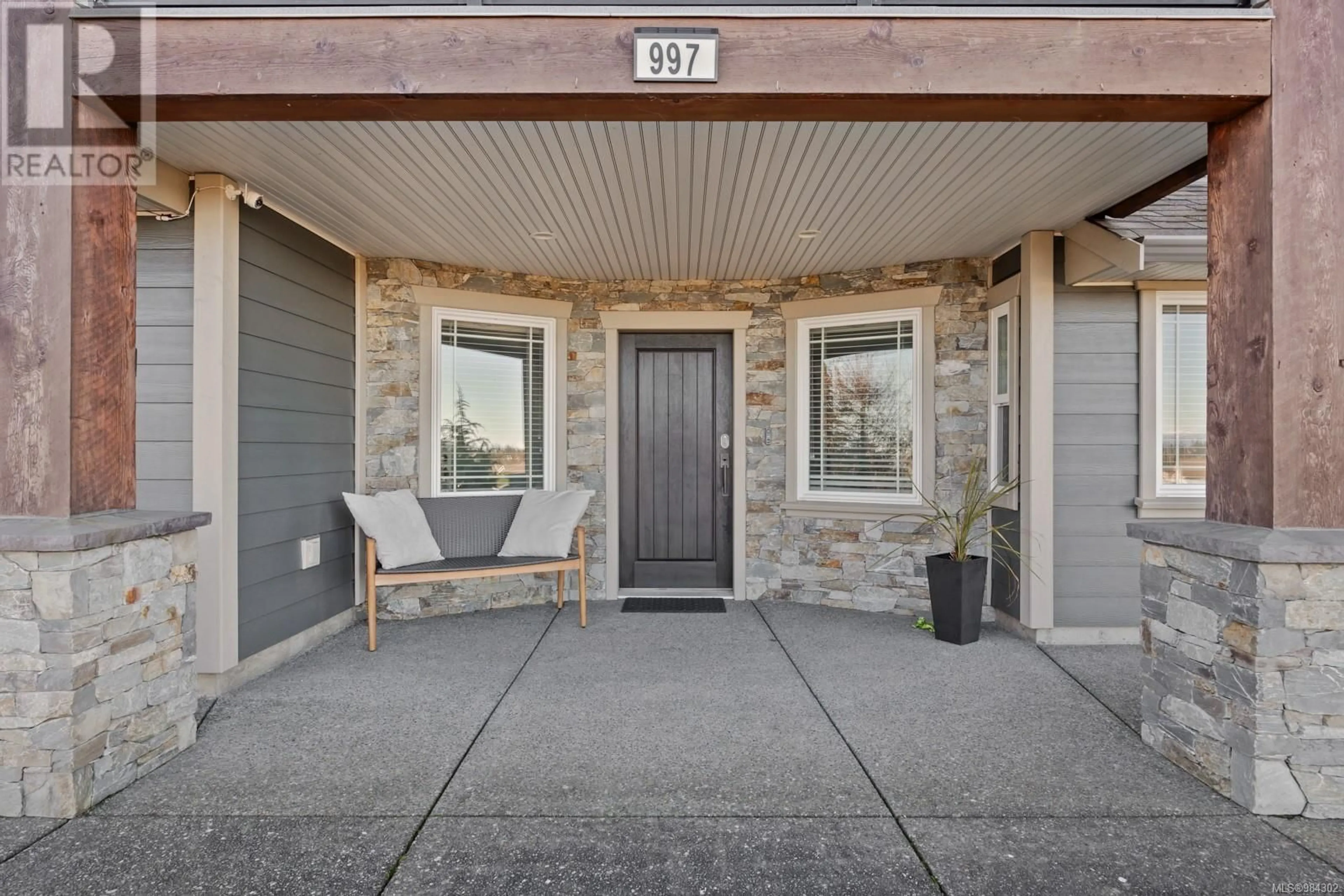 Indoor entryway for 997 TIMBERLINE Dr, Campbell River British Columbia V9H1W1