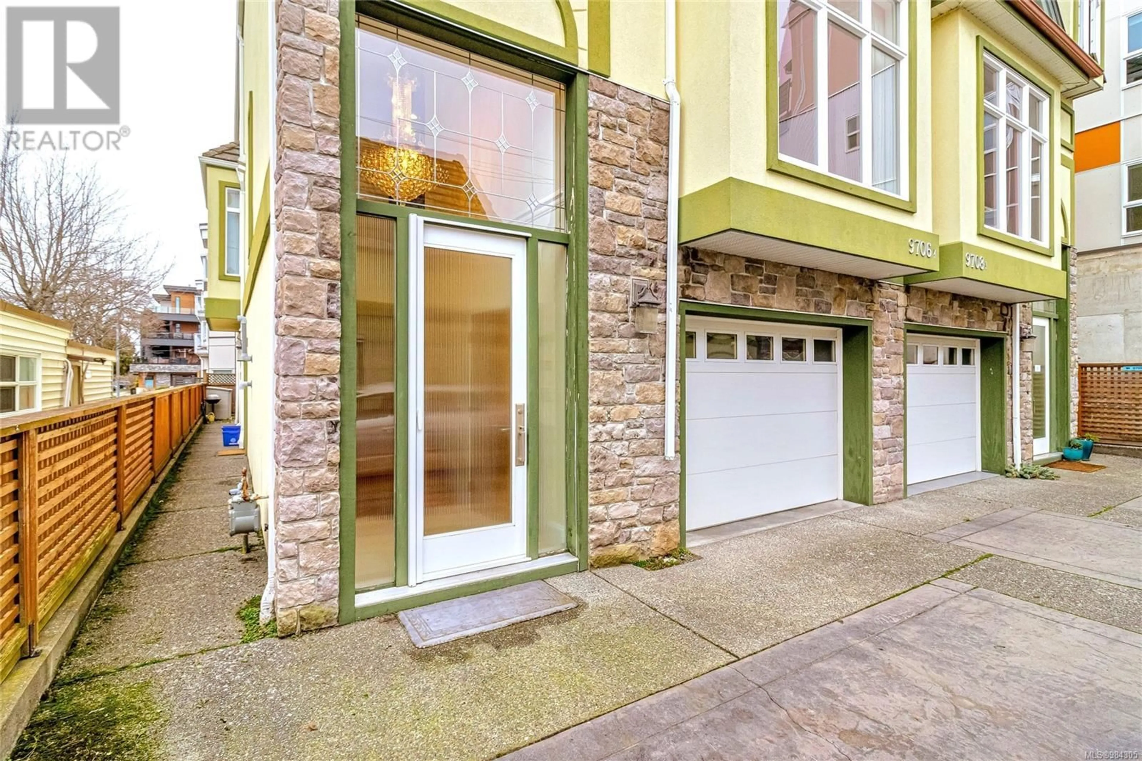 Indoor entryway for 9706A Third St, Sidney British Columbia V8L3A2