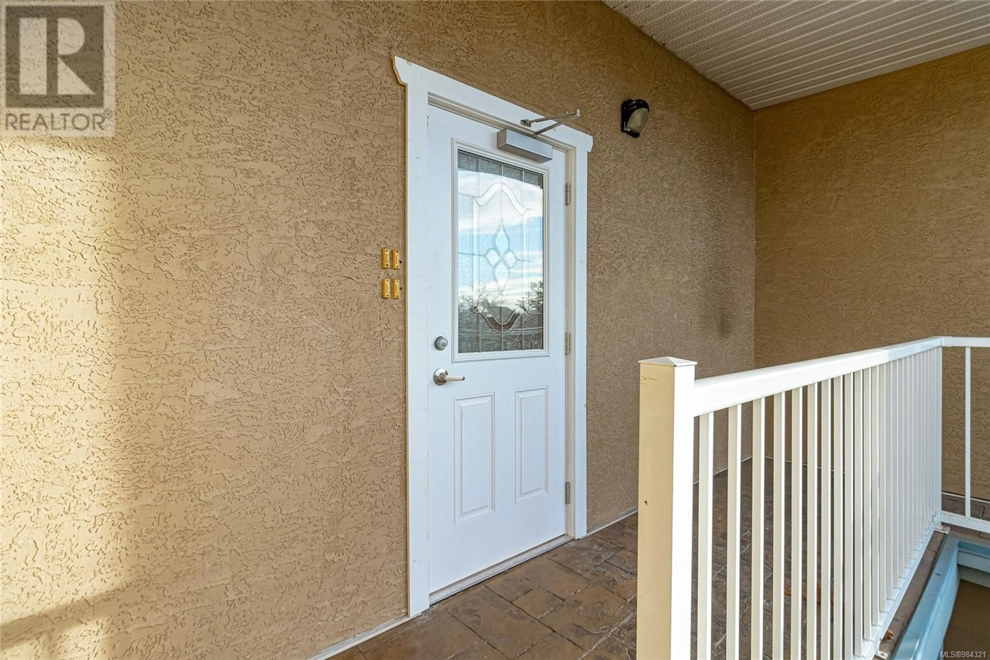 Indoor entryway for 1 1010 Russell St, Victoria British Columbia V9A3X9