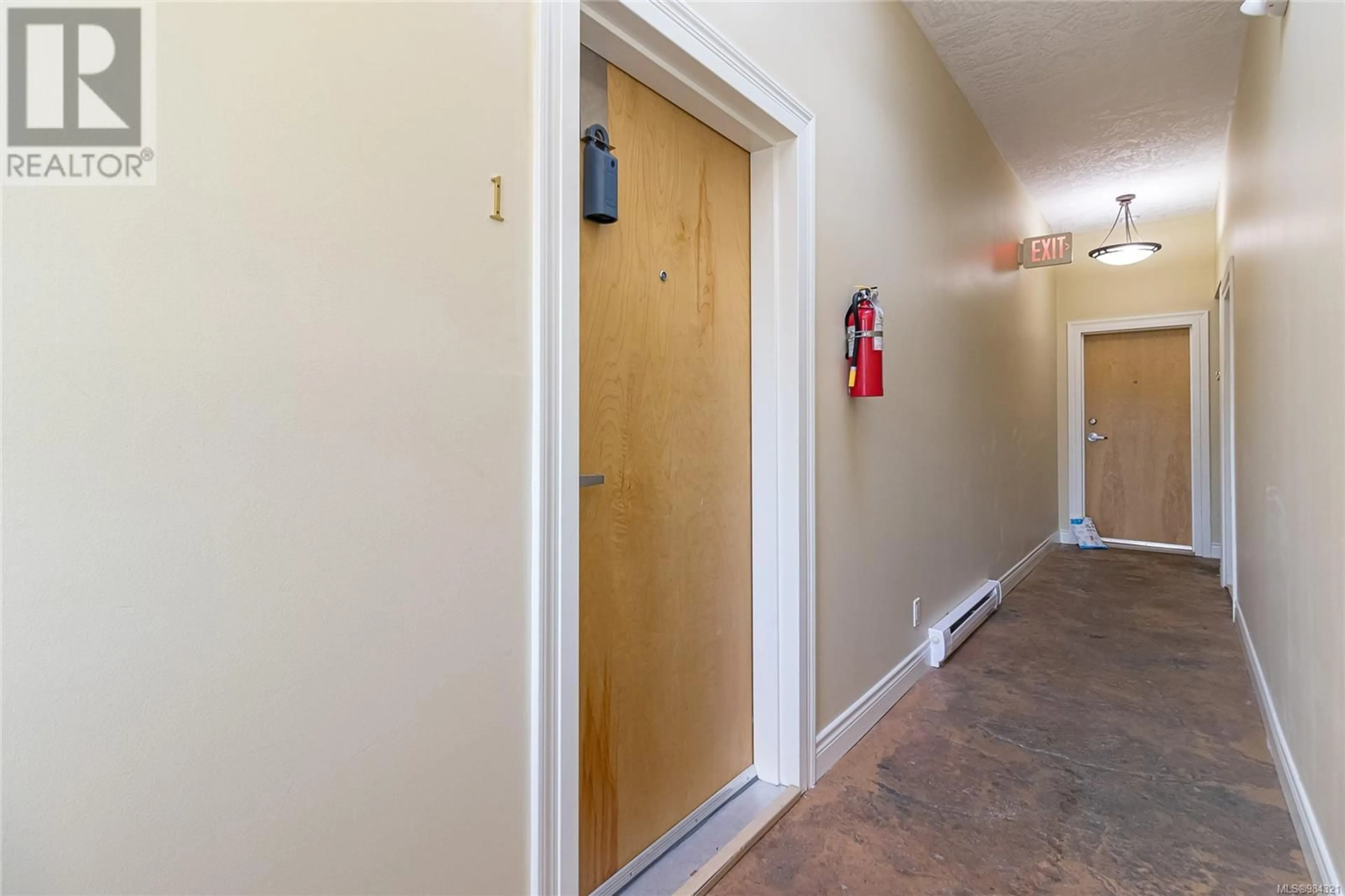 Indoor foyer for 1 1010 Russell St, Victoria British Columbia V9A3X9