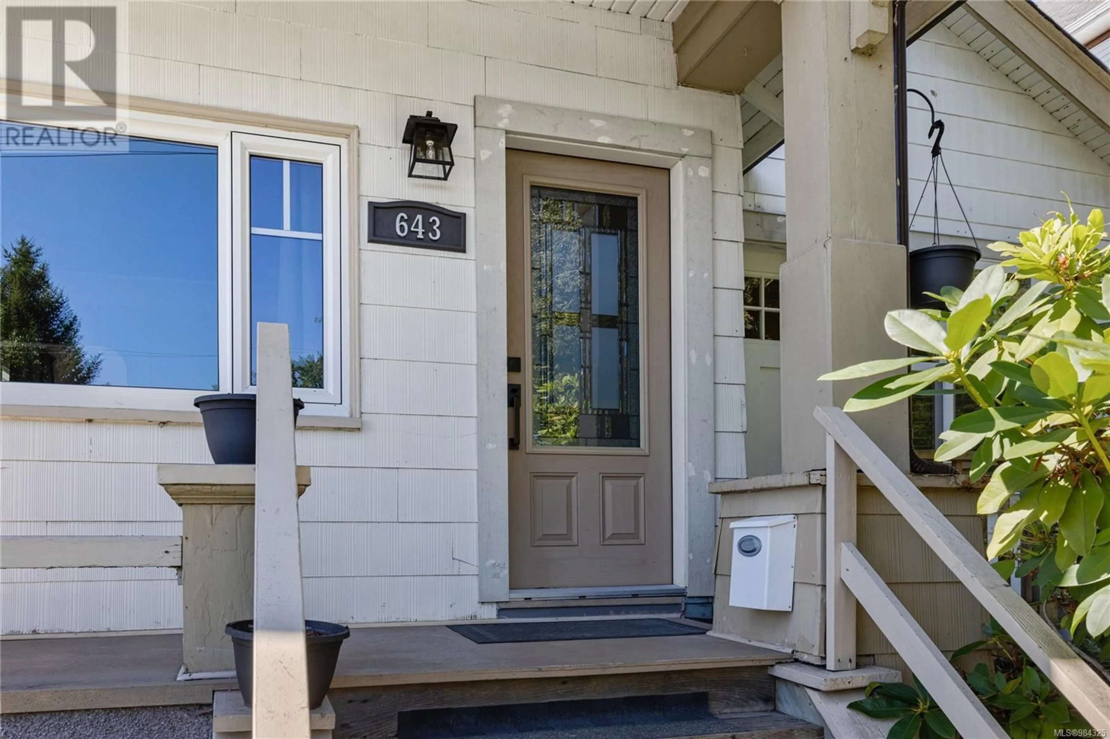 Indoor entryway for 643 Kennedy St, Nanaimo British Columbia V9R2J9