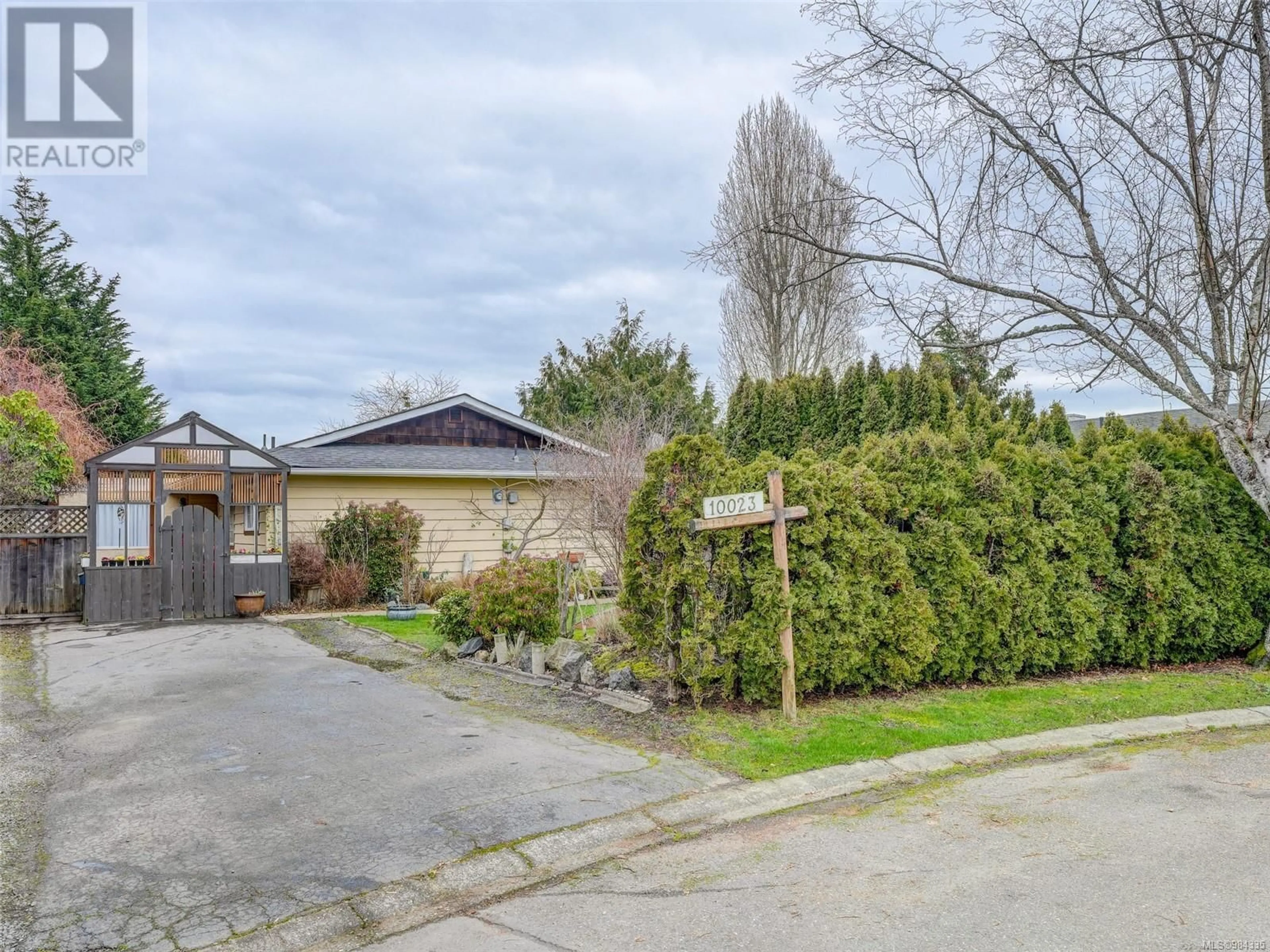 A pic from outside/outdoor area/front of a property/back of a property/a pic from drone, street for 10023 Buddleia Pl, Sidney British Columbia V8L4G3