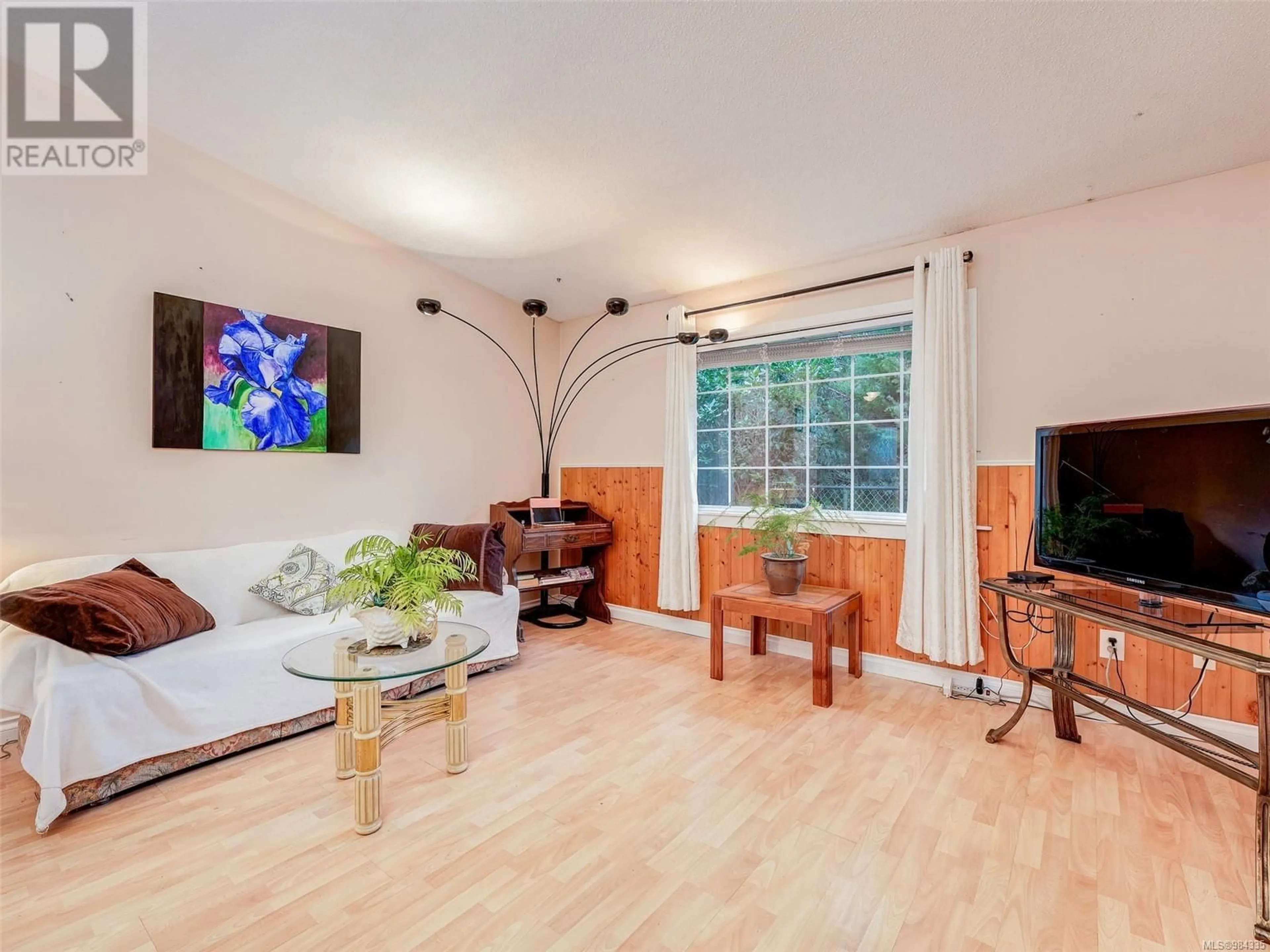 Living room with furniture, wood/laminate floor for 10023 Buddleia Pl, Sidney British Columbia V8L4G3