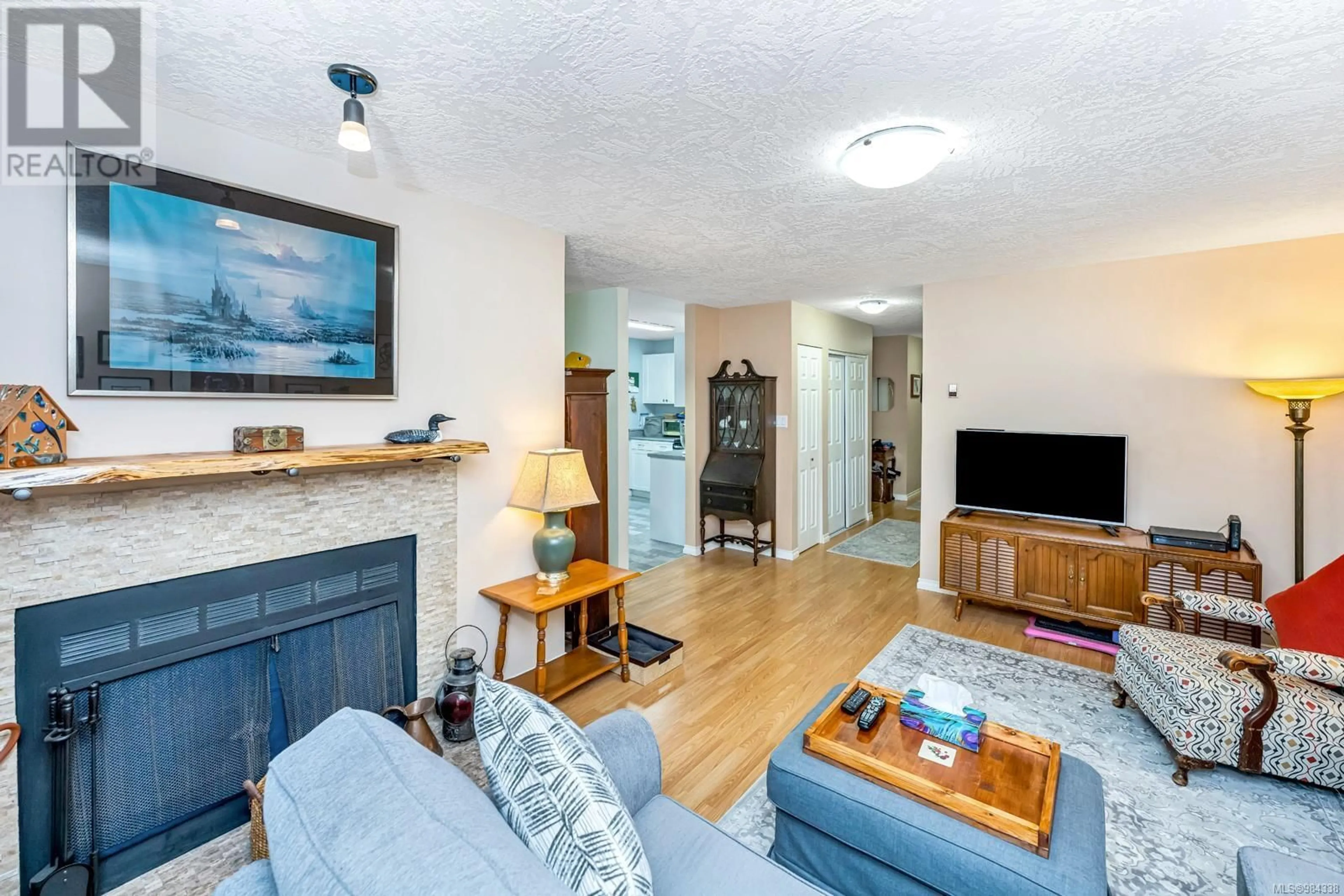 Living room with furniture, unknown for 203 - 940 INVERNESS ROAD, Saanich British Columbia V8X2R9