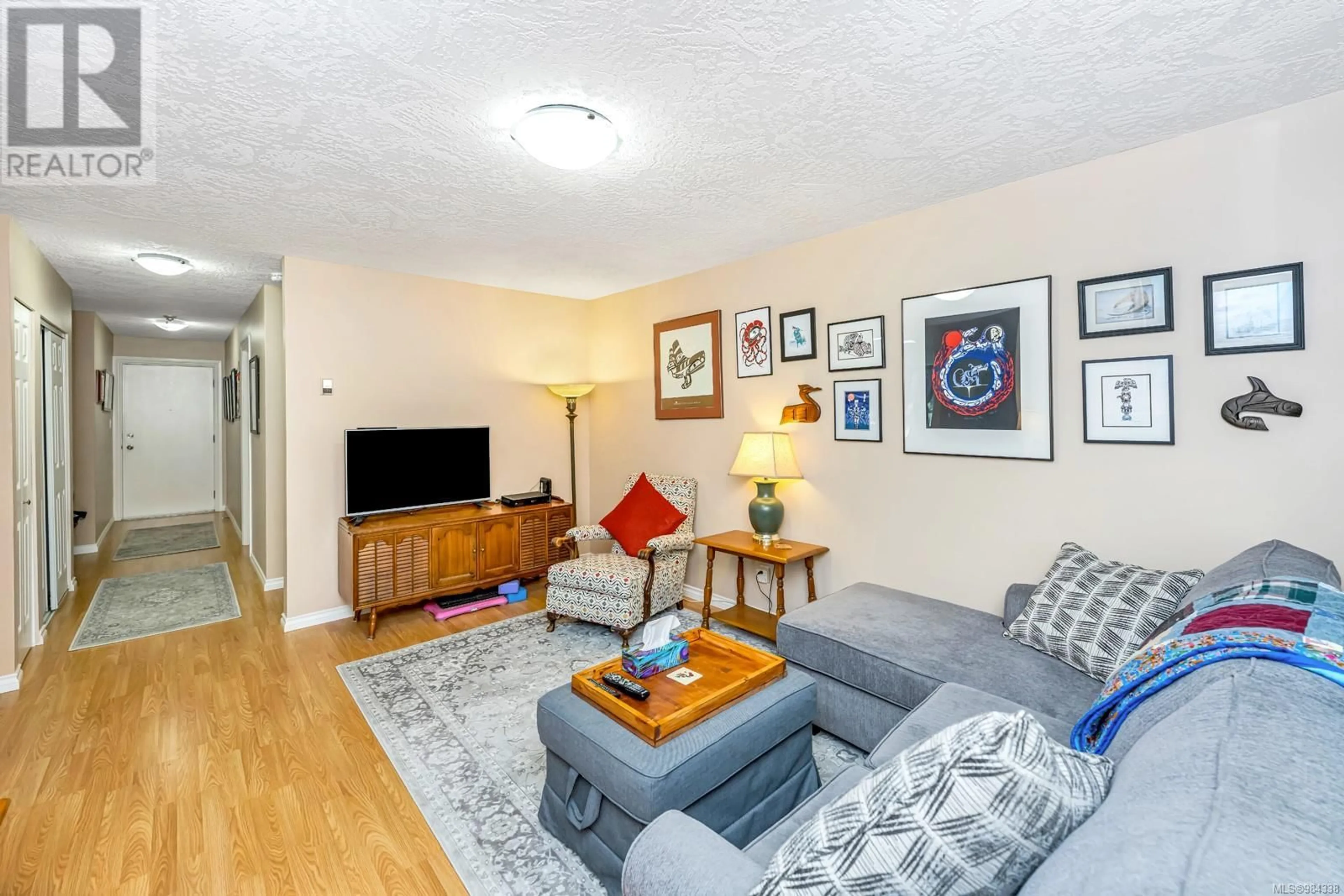 Living room with furniture, wood/laminate floor for 203 - 940 INVERNESS ROAD, Saanich British Columbia V8X2R9