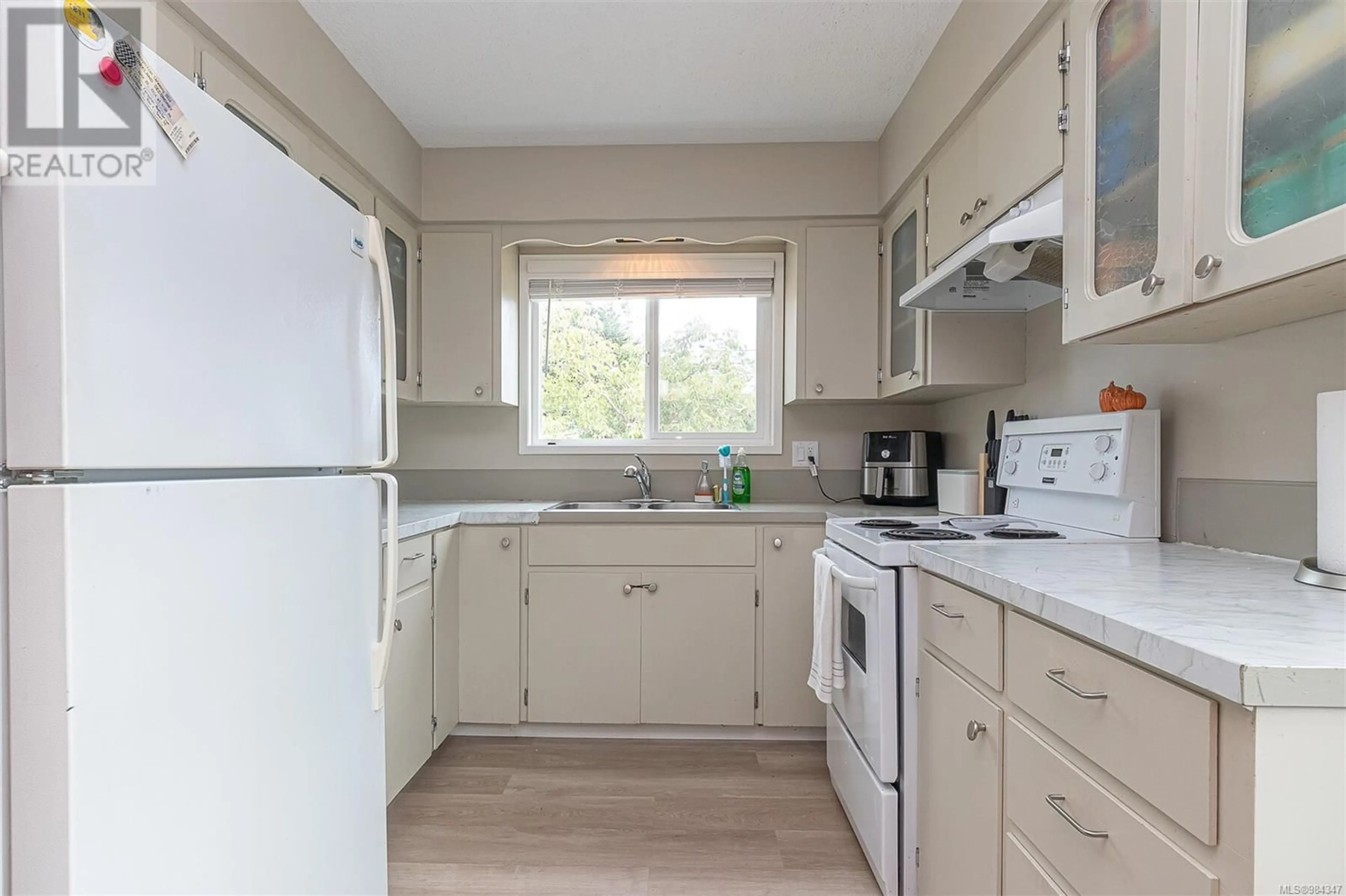 Standard kitchen, unknown for 2189A+2189B Amelia Ave, Sidney British Columbia V8L2H5