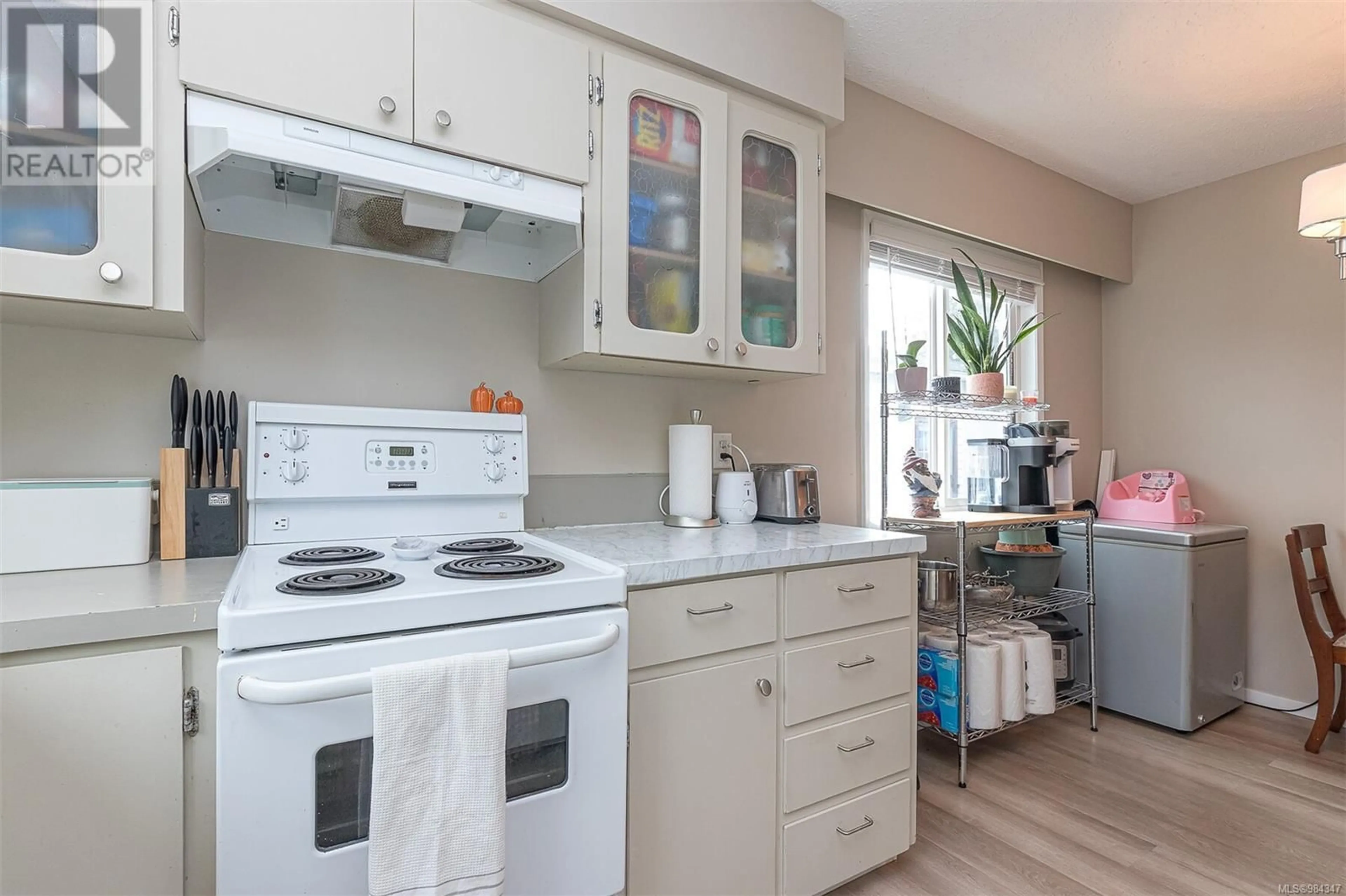 Standard kitchen, unknown for 2189A+2189B Amelia Ave, Sidney British Columbia V8L2H5