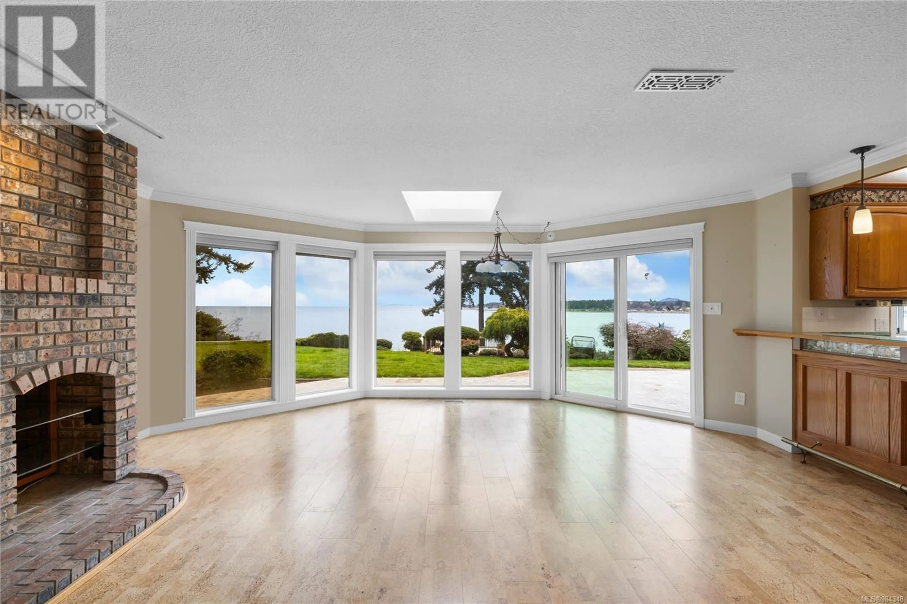 Indoor foyer for 466 Heather Pl, Parksville British Columbia V9P1A2