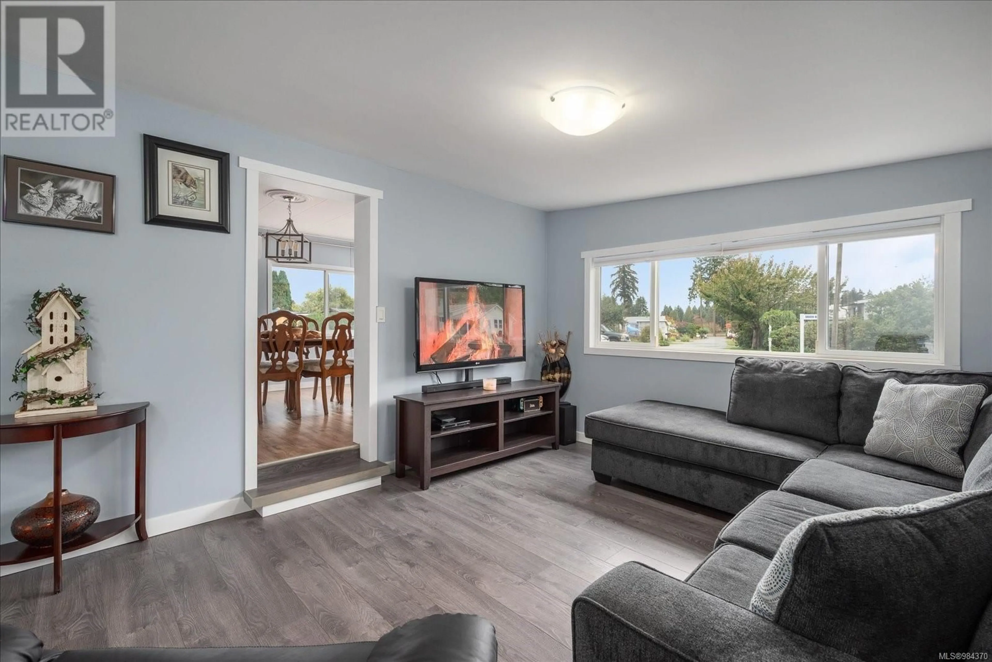 Living room with furniture, wood/laminate floor for 10 1572 Seabird Rd, Cassidy British Columbia V9G1L3