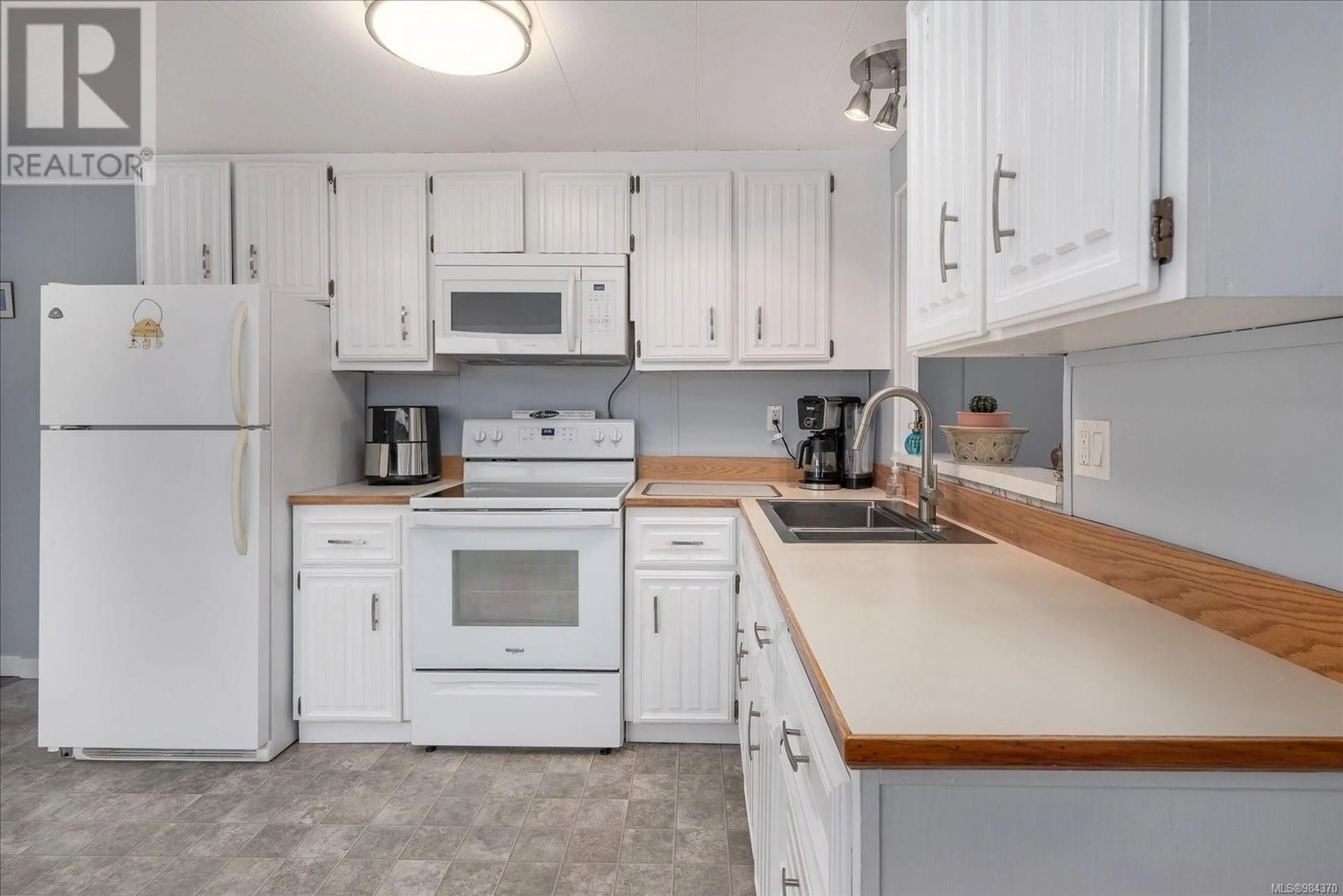 Standard kitchen, unknown for 10 1572 Seabird Rd, Cassidy British Columbia V9G1L3