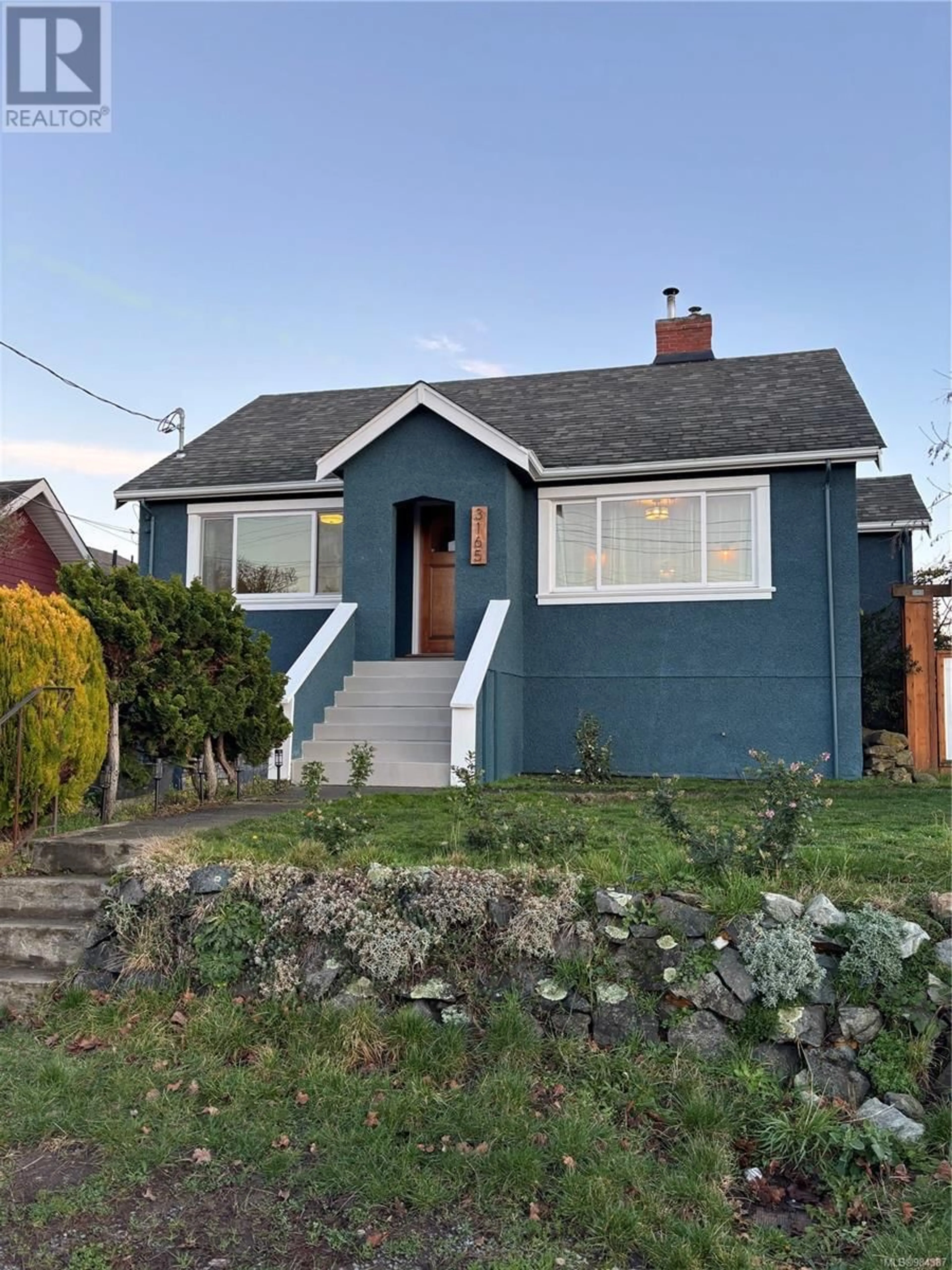 Home with vinyl exterior material, street for 3165 Donald St, Saanich British Columbia V9A1Y4