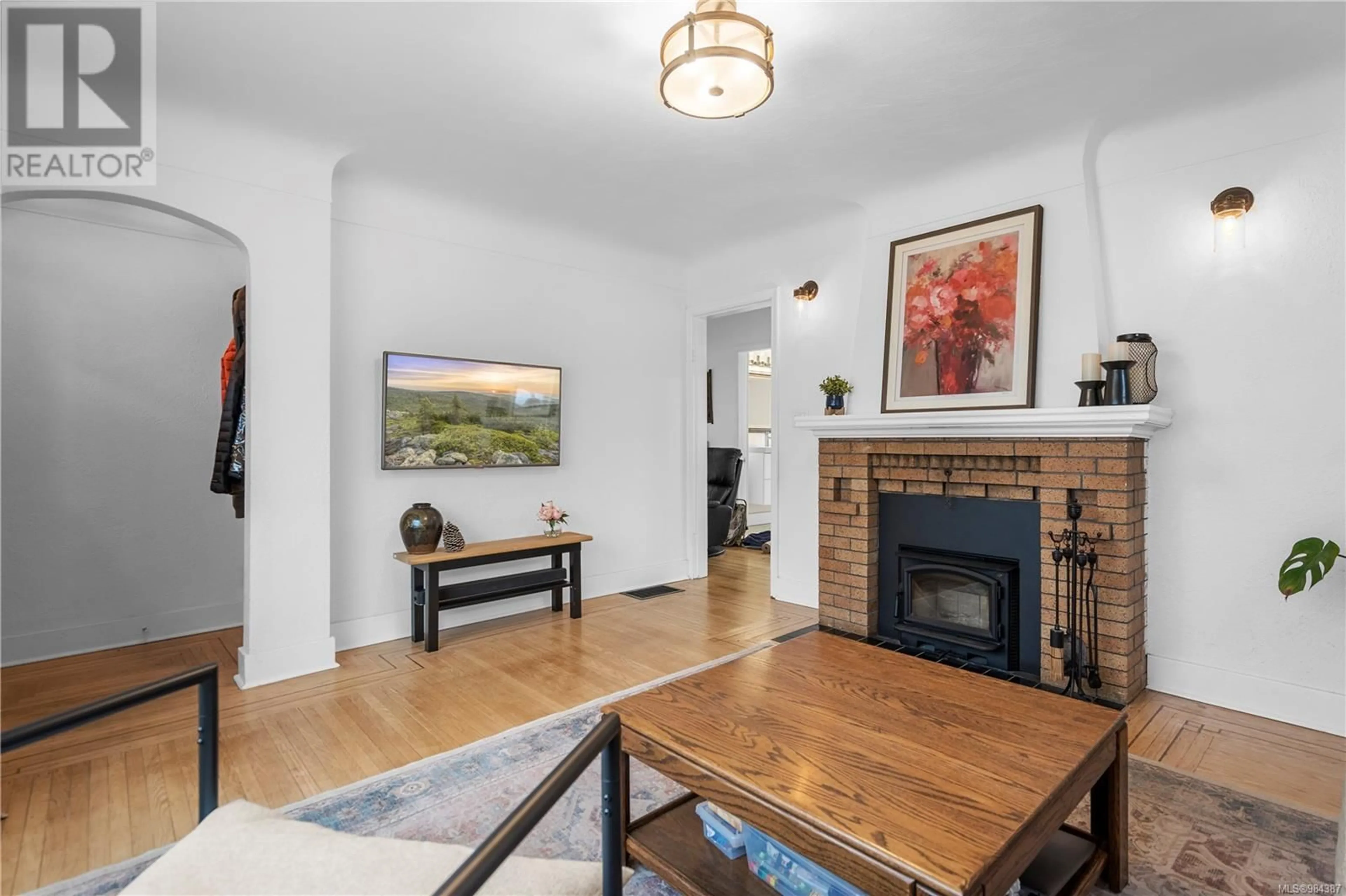 Living room with furniture, wood/laminate floor for 3165 Donald St, Saanich British Columbia V9A1Y4