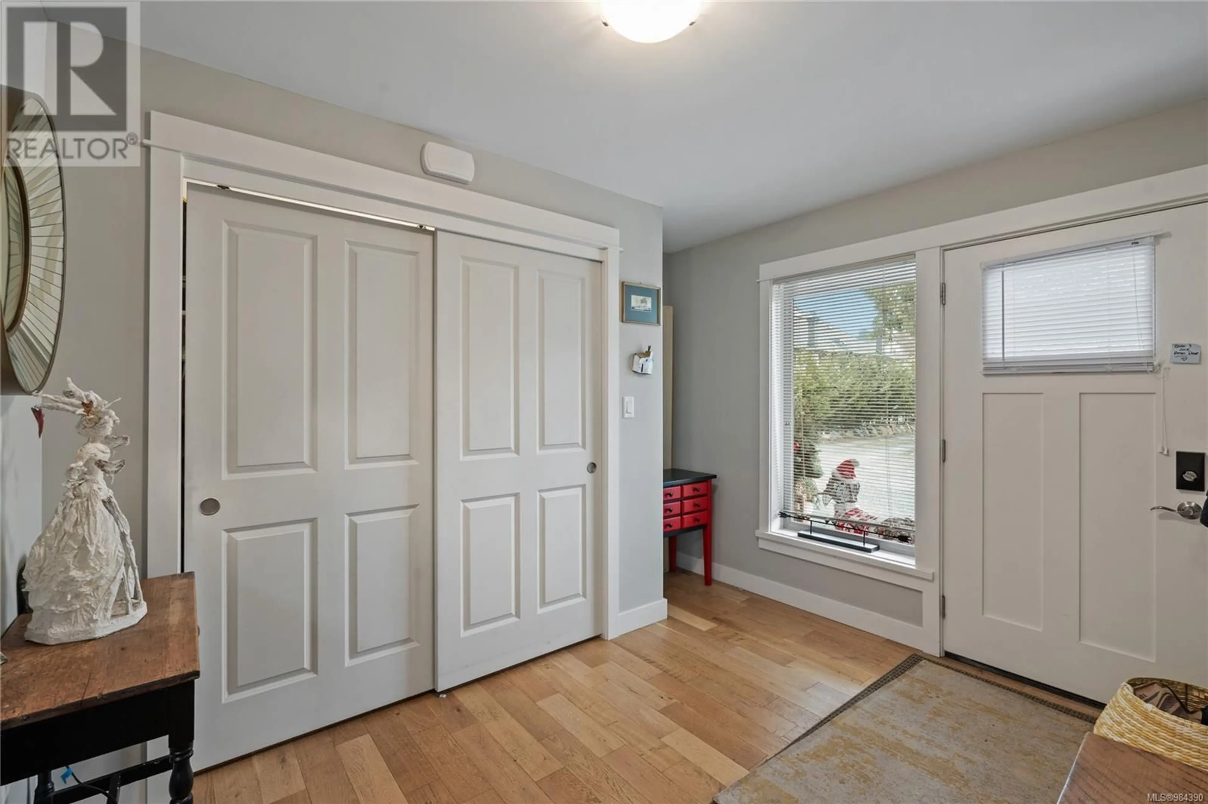 Indoor entryway for 328 Irving Rd, Victoria British Columbia V8S4A2