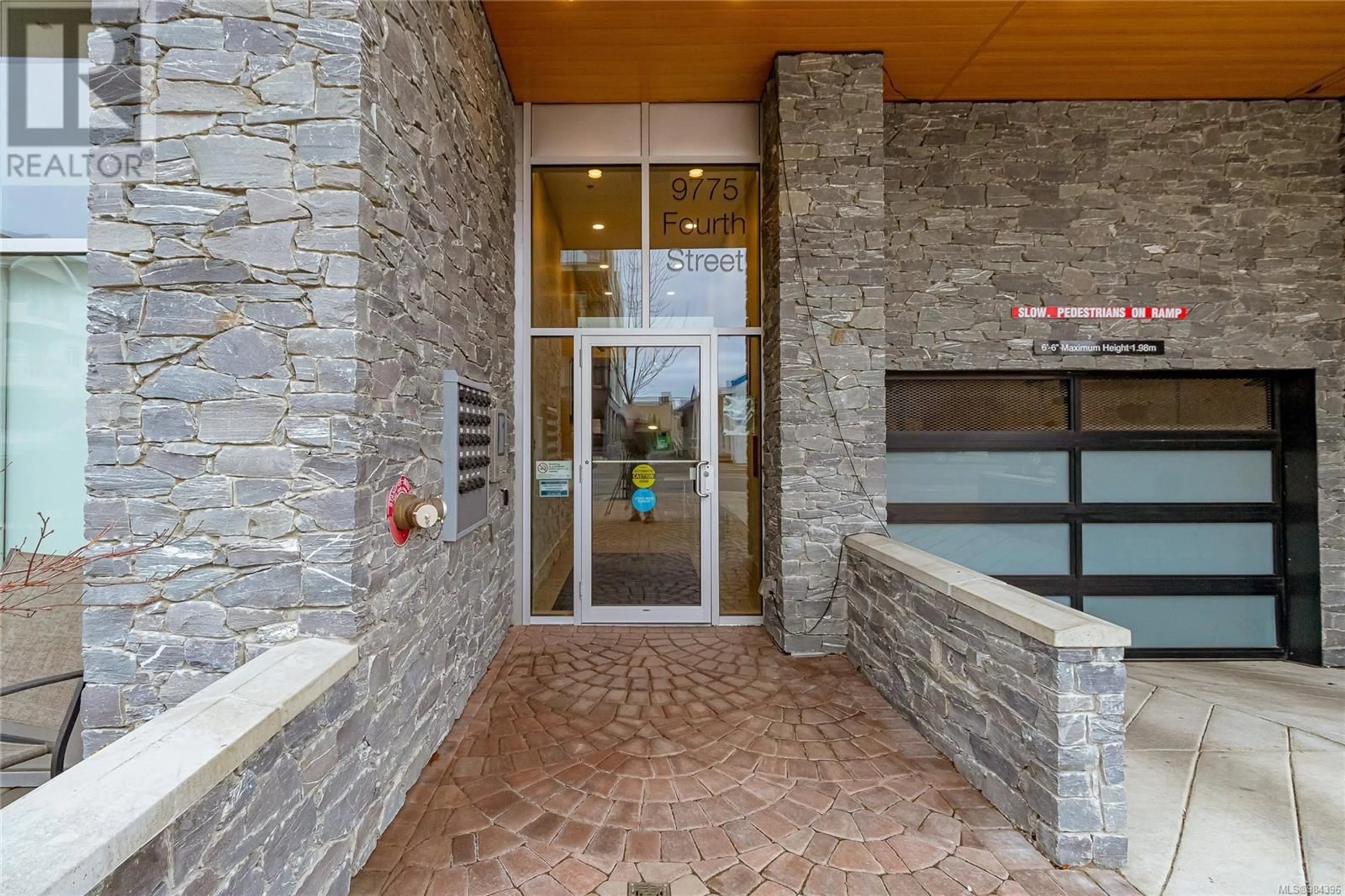 Indoor foyer for 405 9775 Fourth St, Sidney British Columbia V8L2Z8