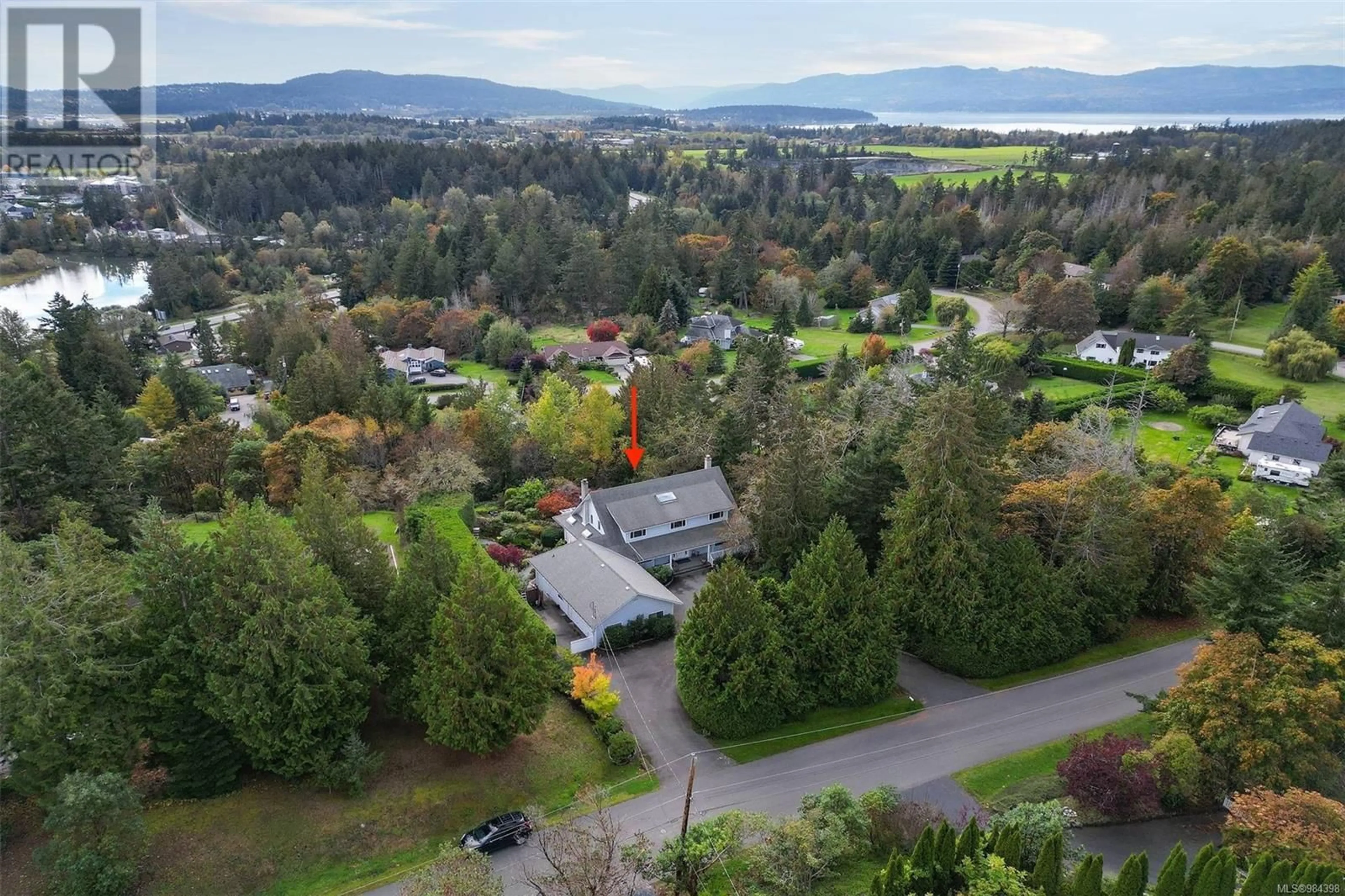 A pic from outside/outdoor area/front of a property/back of a property/a pic from drone, unknown for 10999 Oriole Lane, North Saanich British Columbia V8L5R1