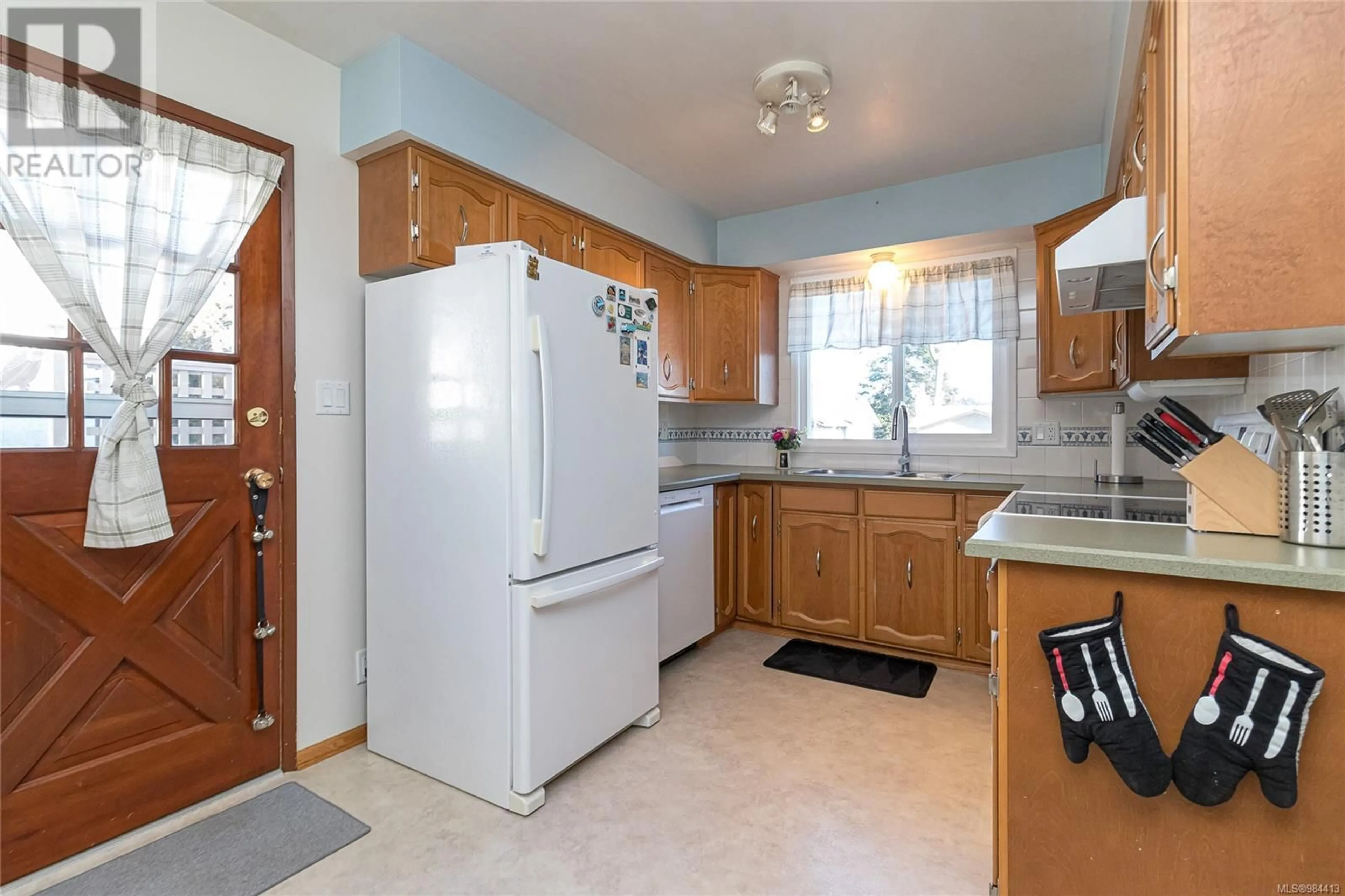 Standard kitchen, ceramic/tile floor for 4378 Fieldmont Pl, Saanich British Columbia V8N4Z3